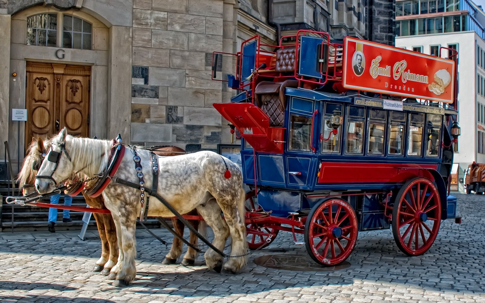 Carriage 1680x1050