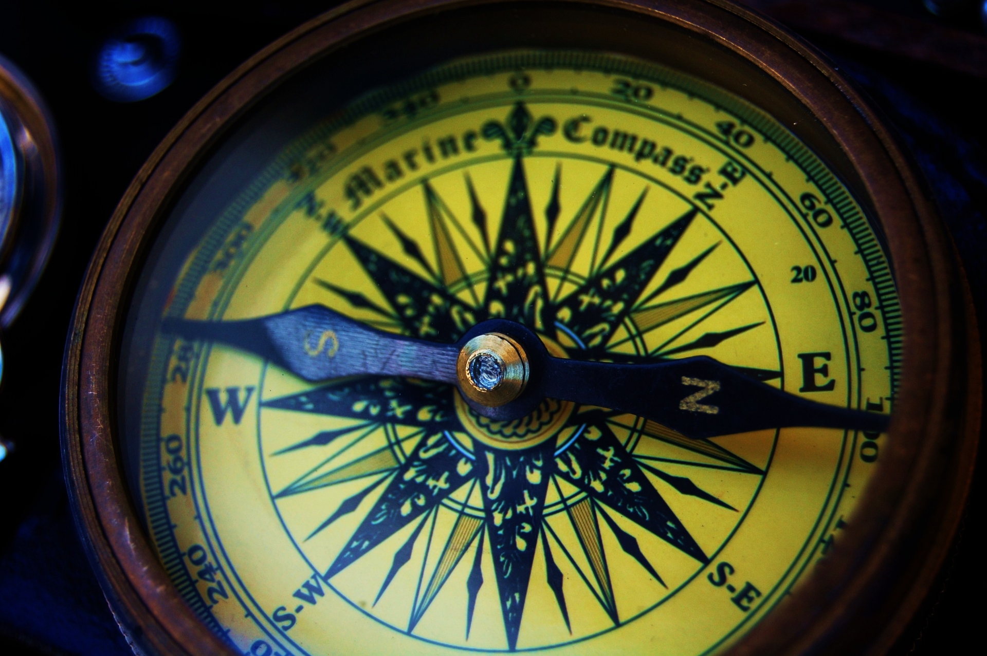 Compass 1920x1277