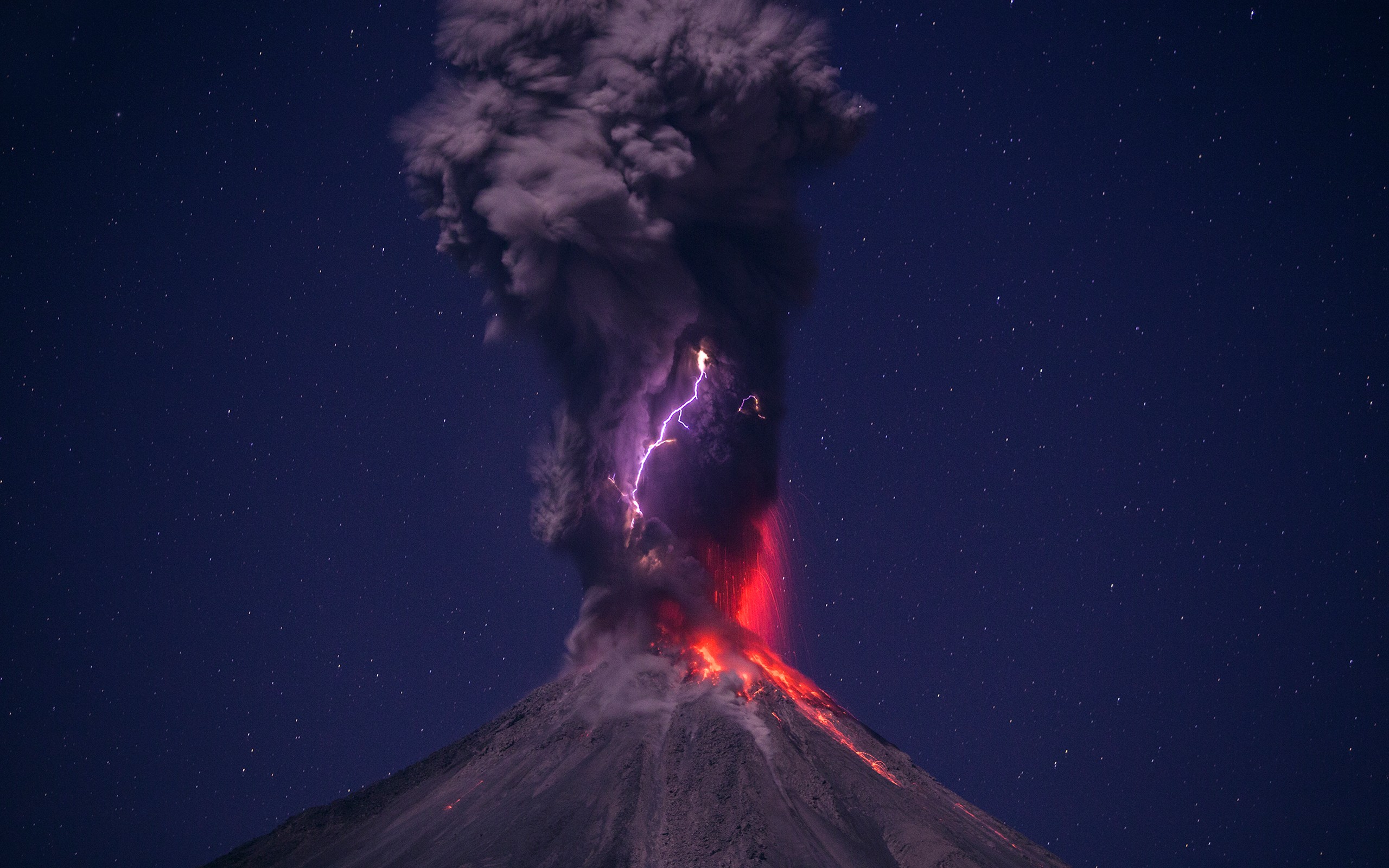 Nature Volcano Eruptions Photography Lightning Night Ash Stars Cesar Cantu 2560x1600