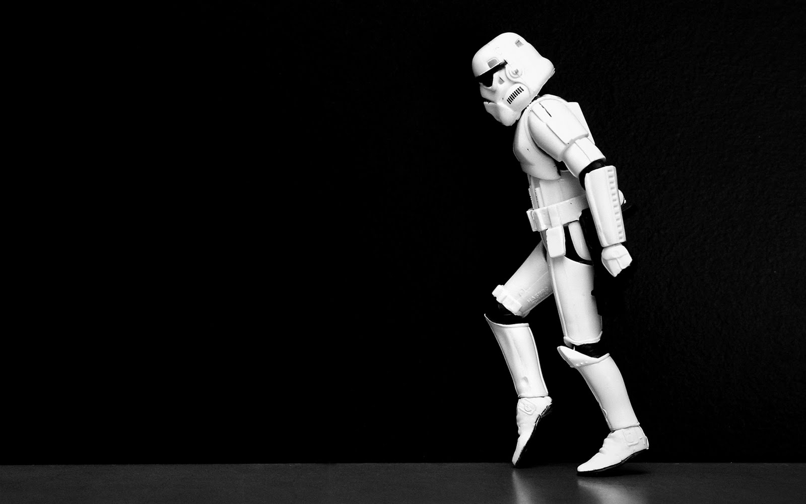 Star Wars Stormtrooper Figurine Toy 1600x1000