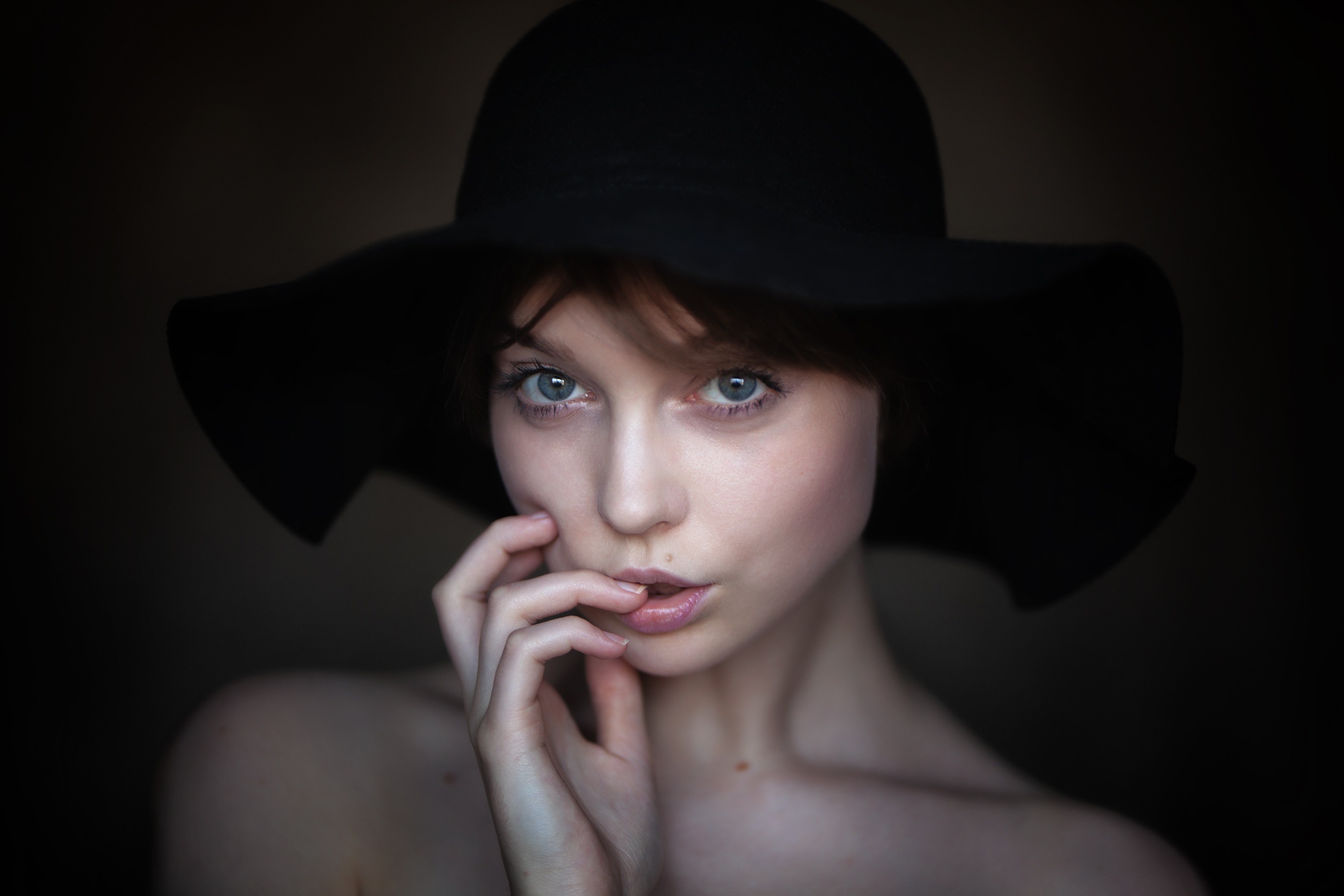 Portrait Women Model Olya Pushkina 2000x1333