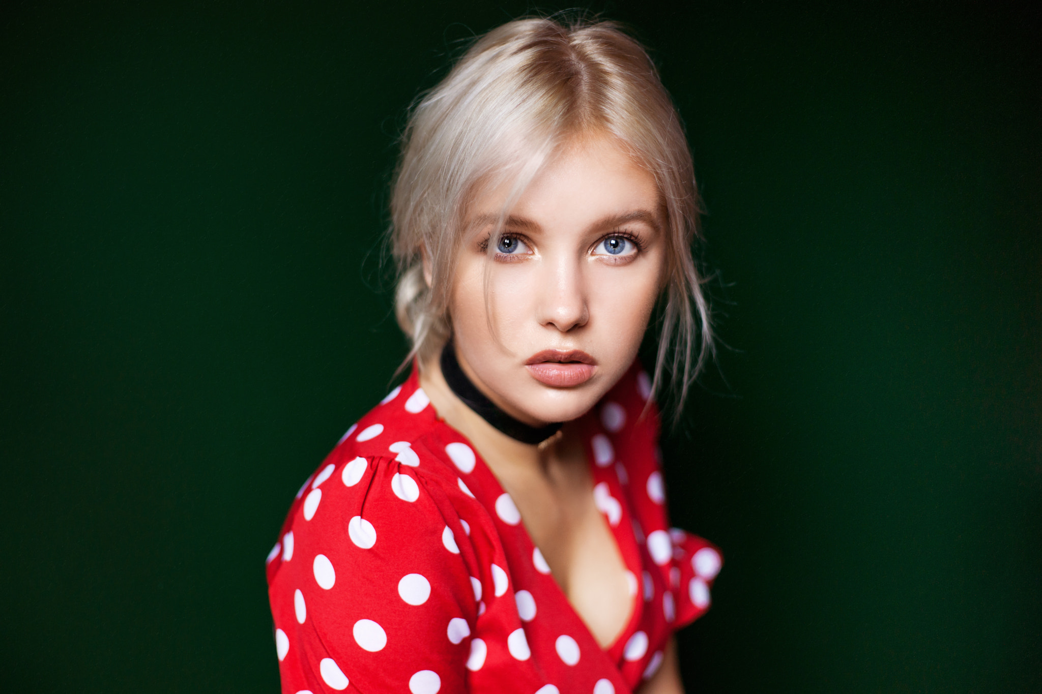 Women Christina Artemyeva Maxim Maximov Polka Dots Green Background Blue Eyes Face Choker 2048x1365