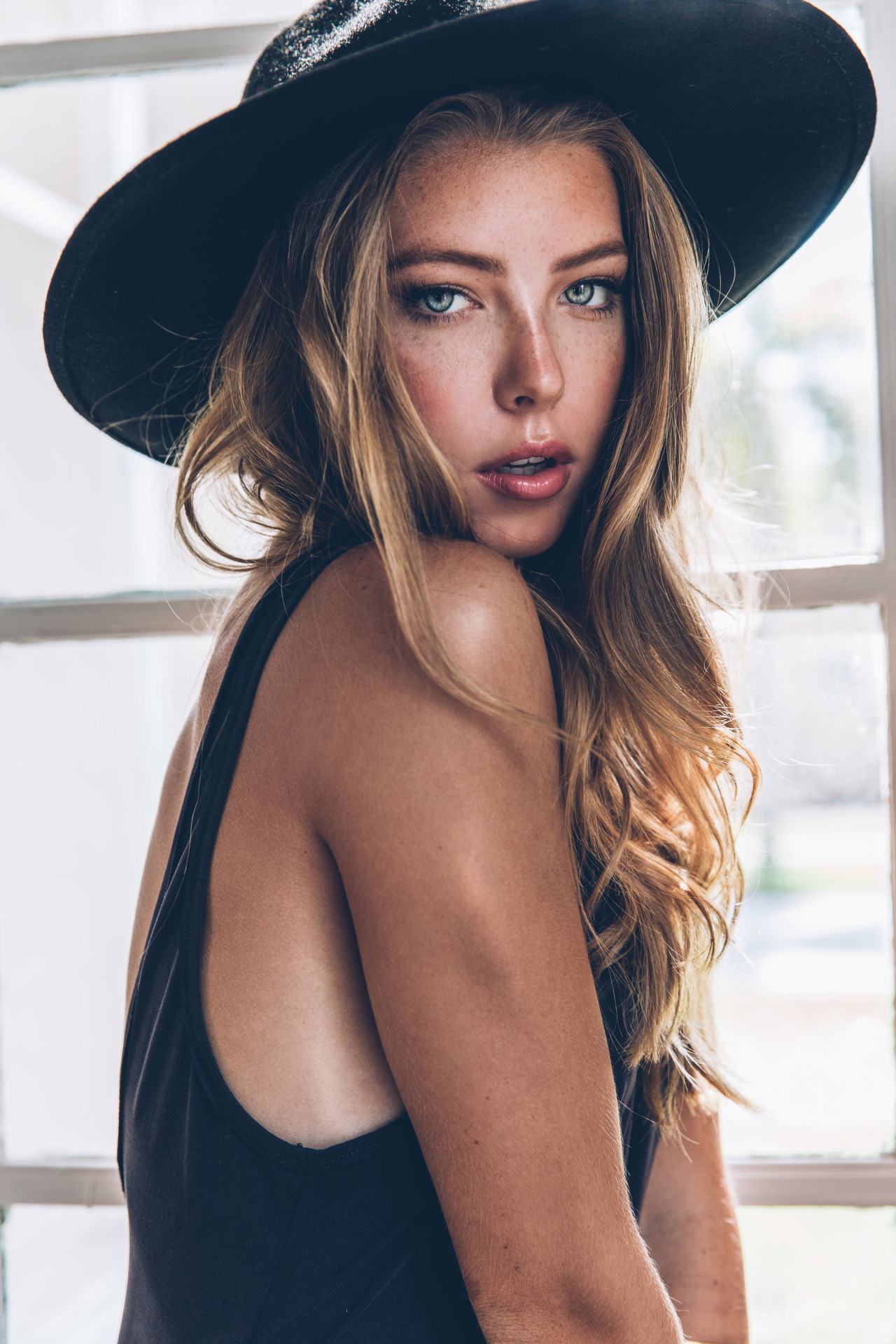 Baskin Champion Women Model Blonde Green Eyes Long Hair 1280x1920