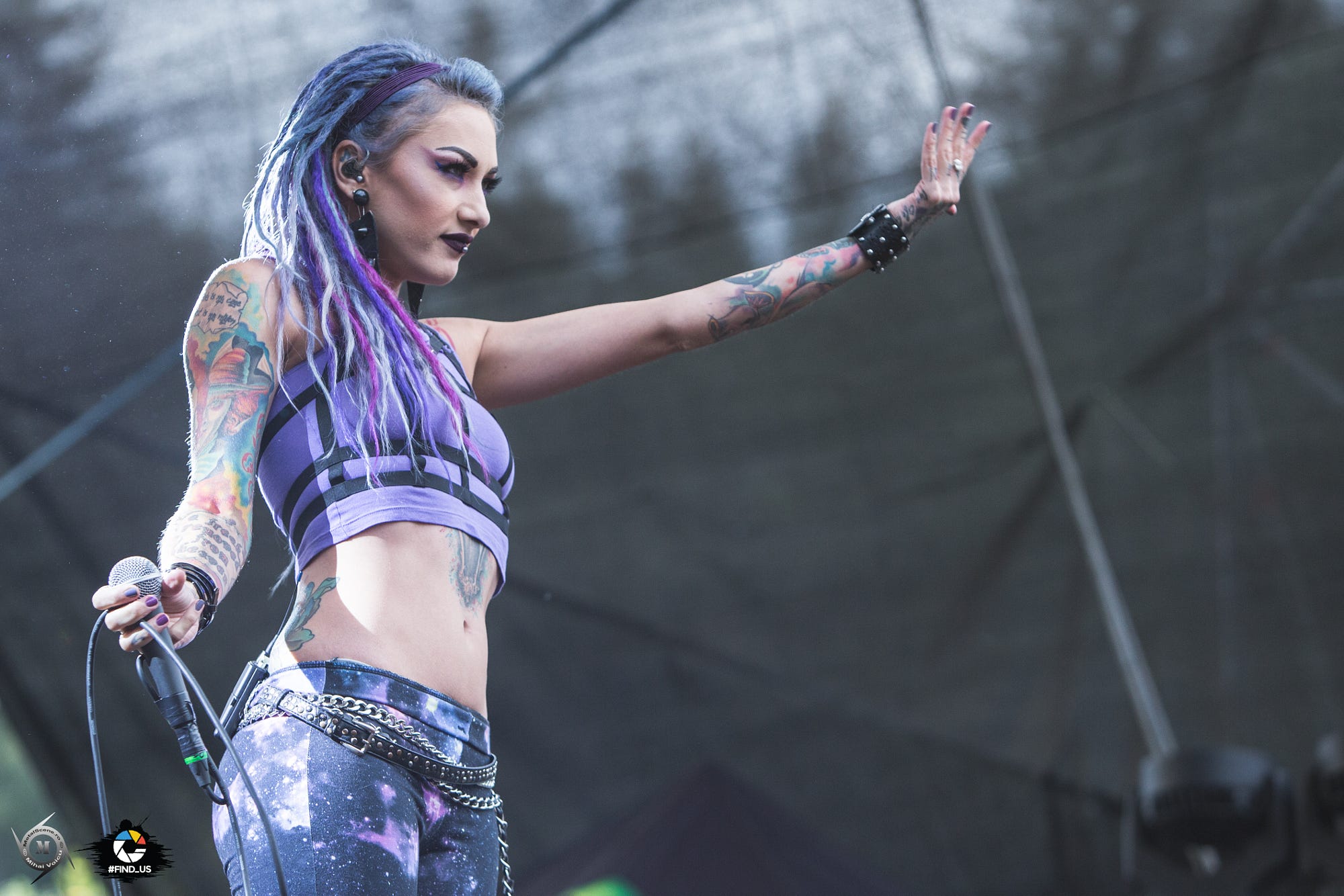 Metal Music Women Singer Dyed Hair Tattoo Microphone 2000x1334