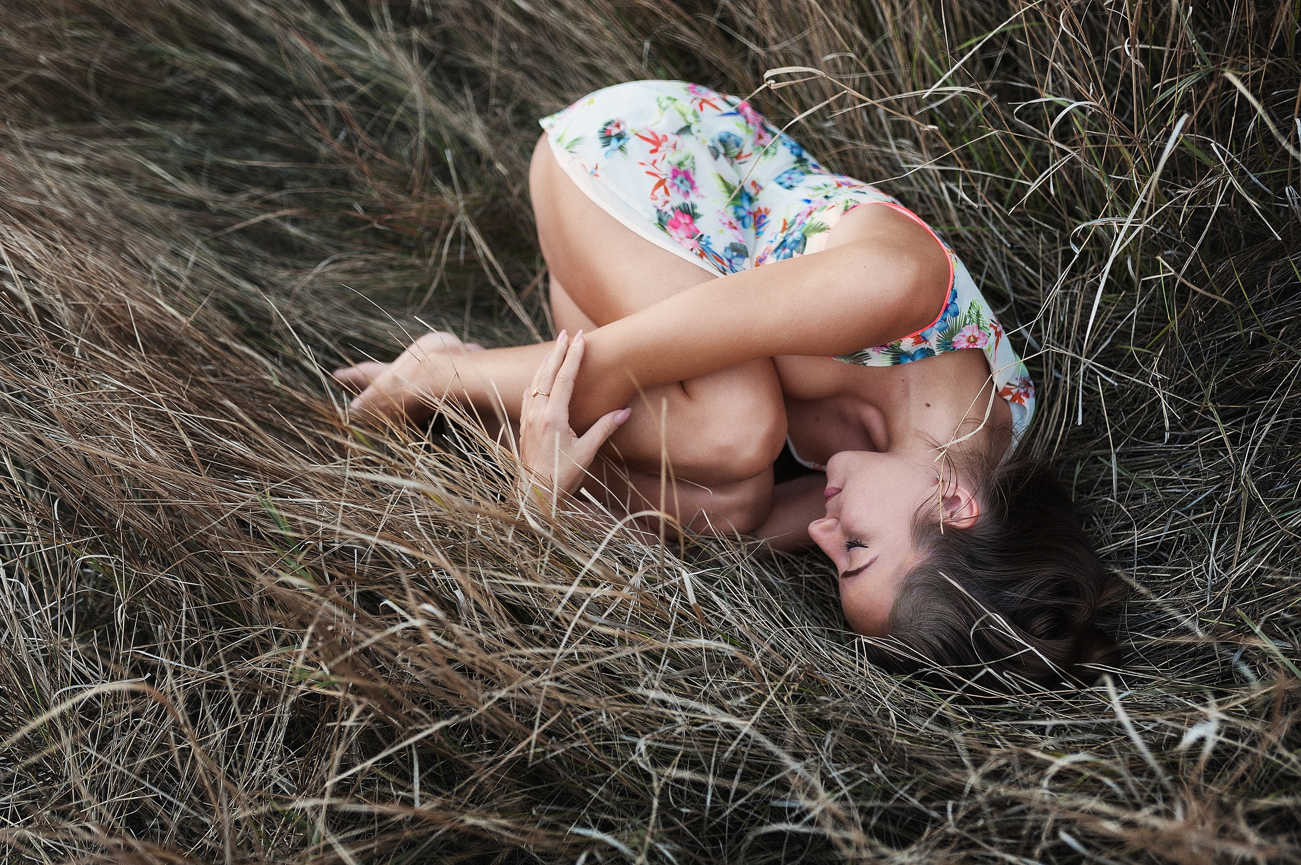Women Model Brunette Closed Eyes Profile Fetal Position Barefoot Dry Grass Plants Dress Outdoors Wom 2560x1703
