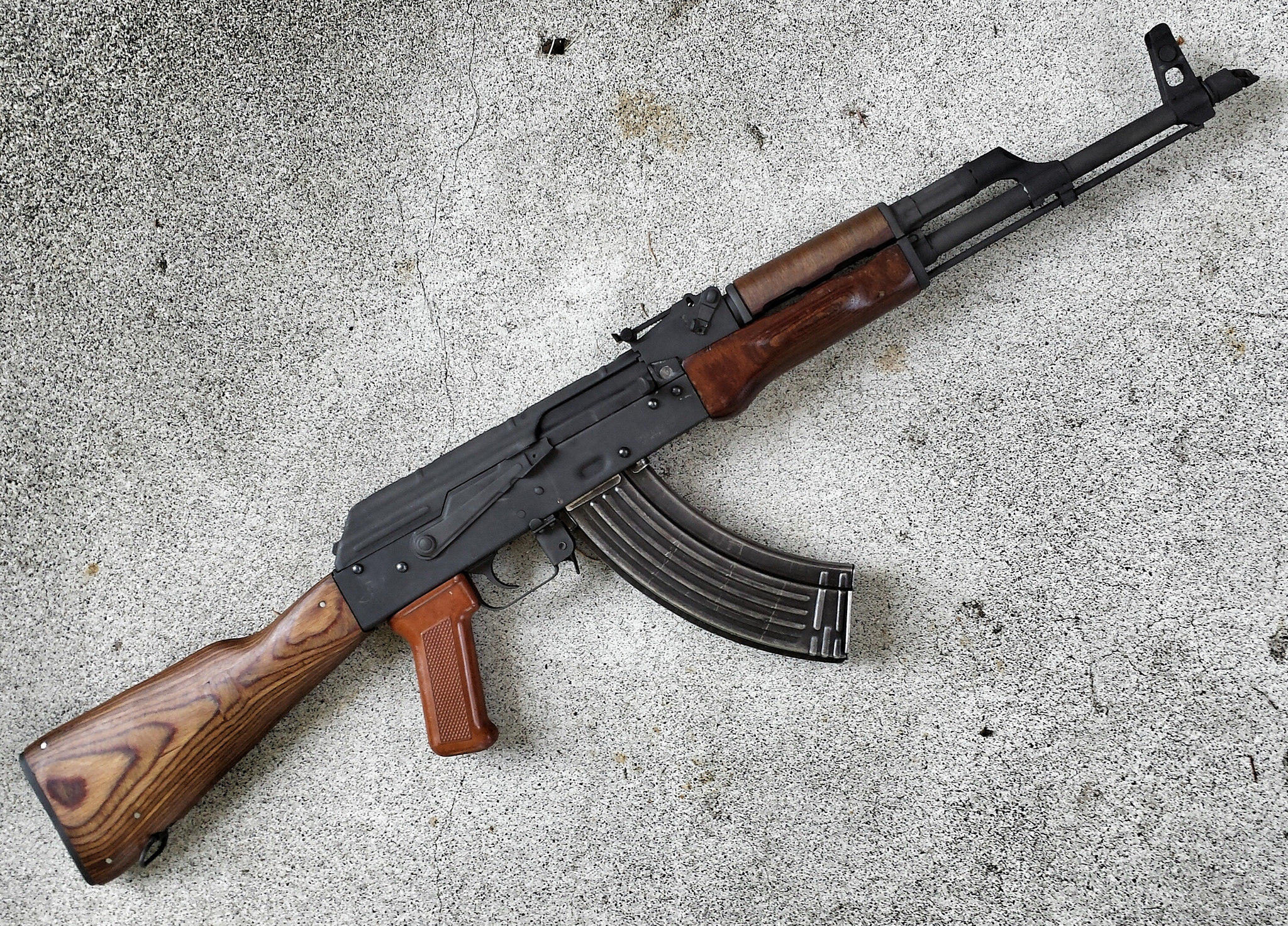 Weapons AK 47 2048x1473