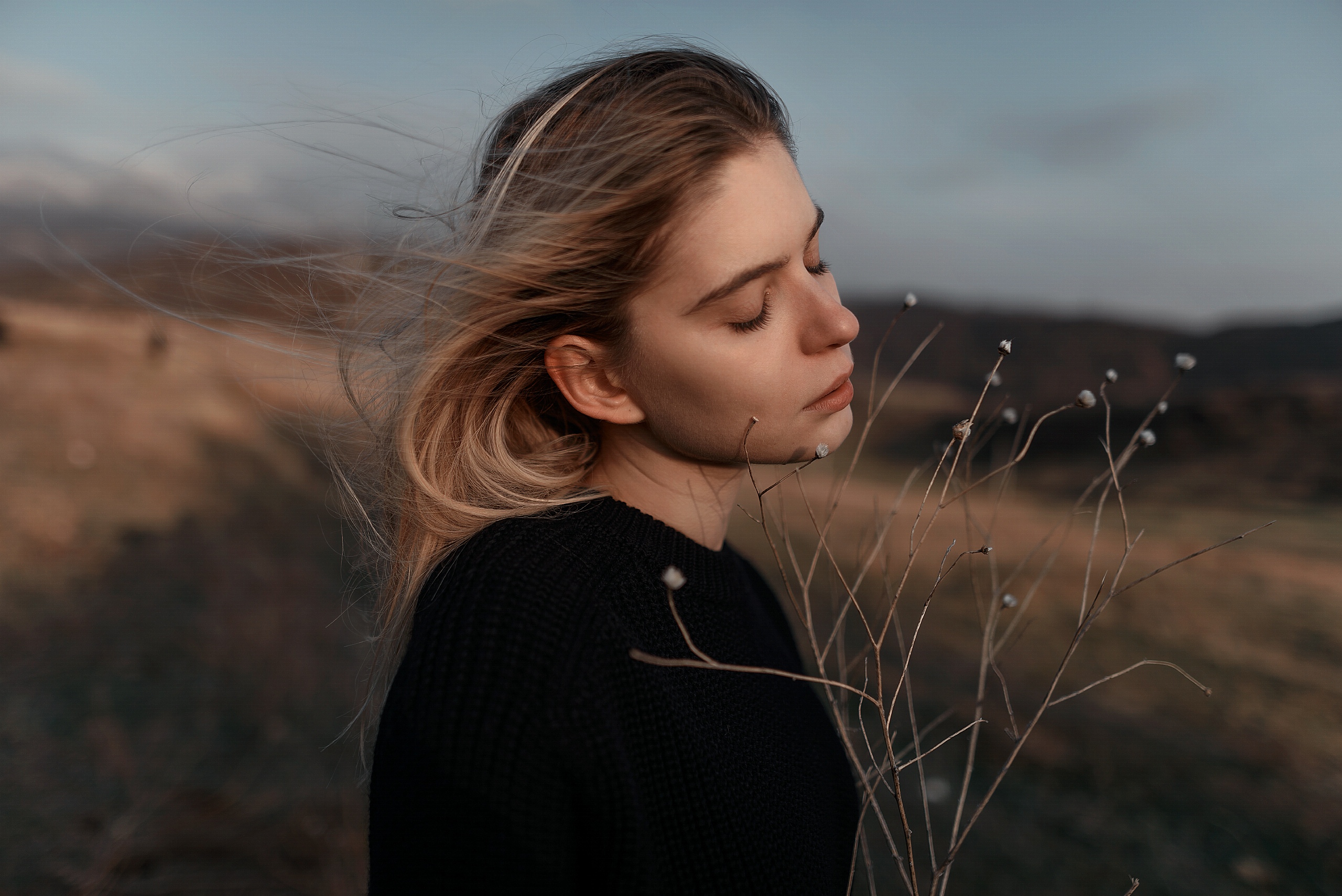 Women Model Blonde Long Hair Profile Depth Of Field Closed Eyes Windy Sweater Black Sweater Knit Fab 2560x1709