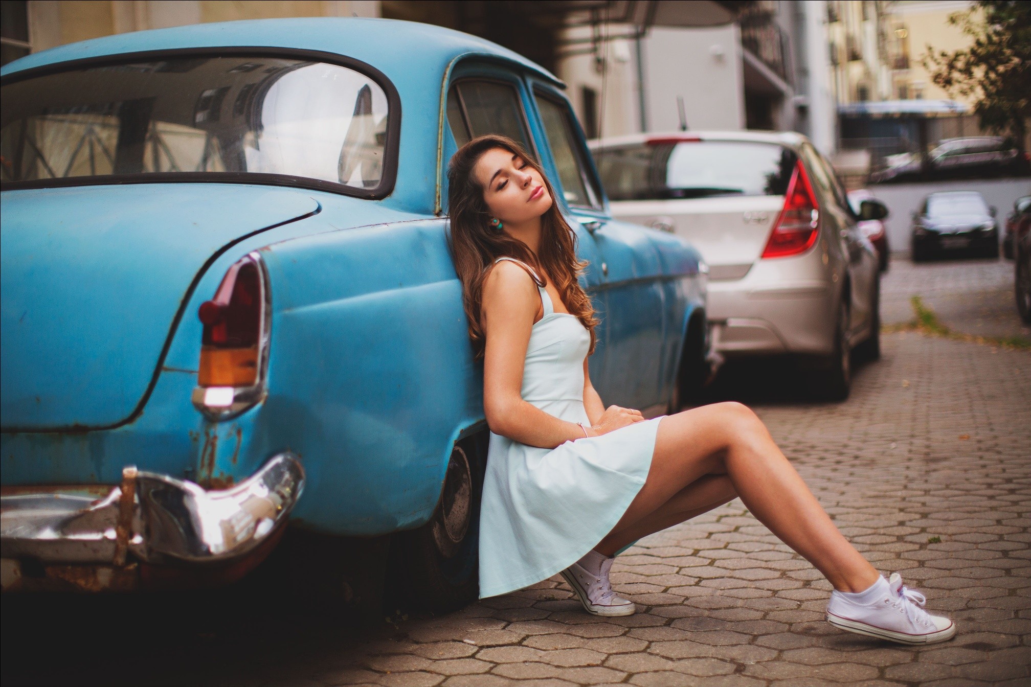 Women Model Women With Cars GAZ 21 2016x1344