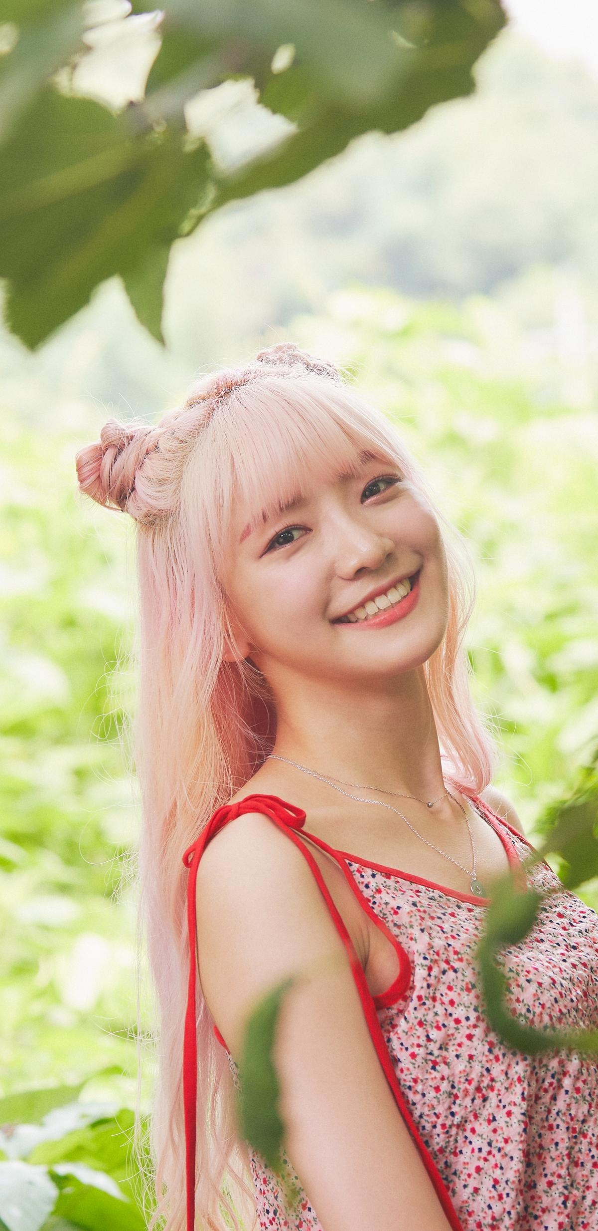 EVERGLOW K Pop Onda Jo Serim Smiling Pink Hair Asian Dyed Hair Women Long Hair 1200x2467
