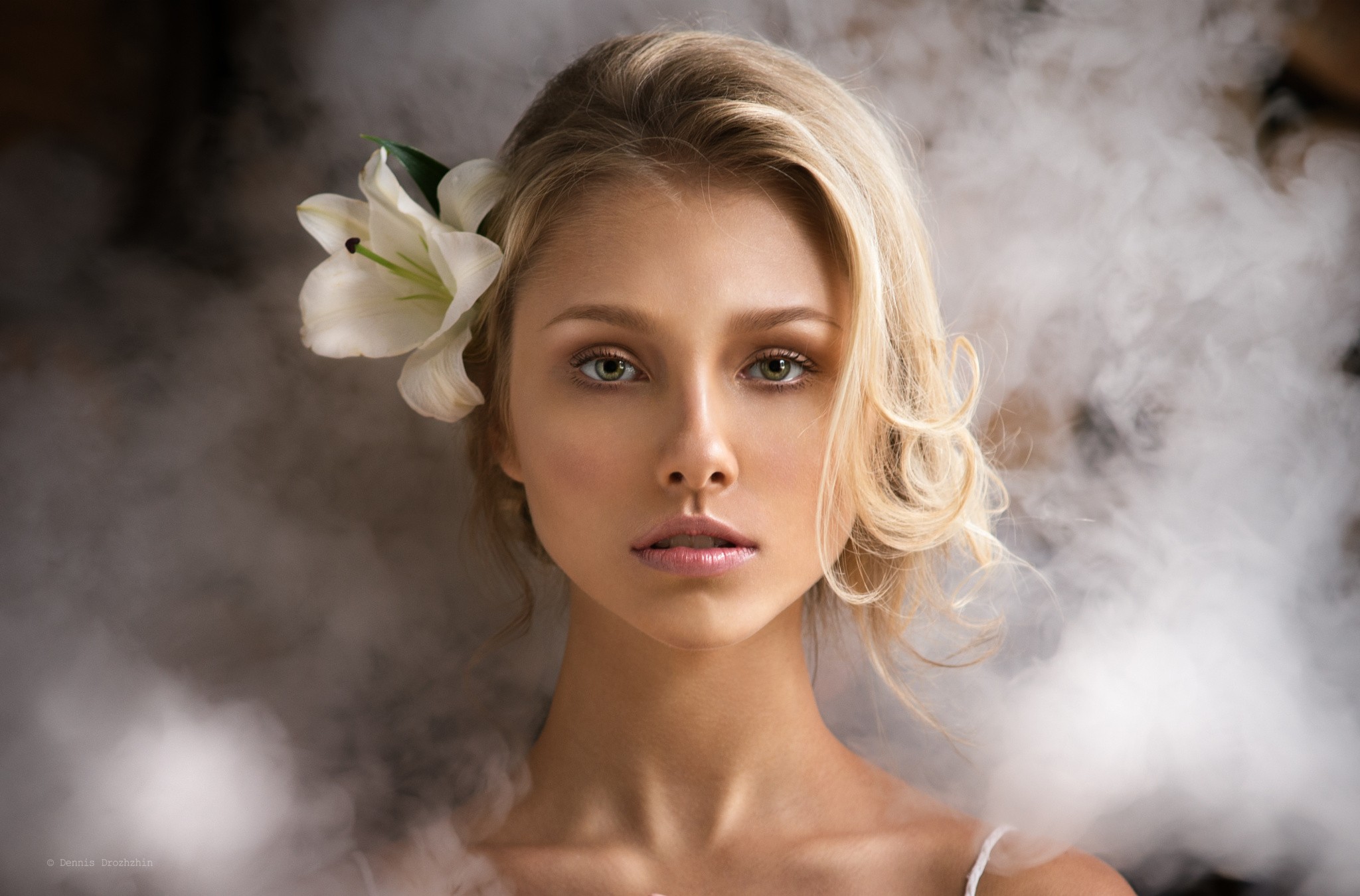 Women Model Alice Tarasenko Dennis Drozhzhin Face Portrait Short Hair Blonde Smoke Green Eyes Bare S 2048x1350