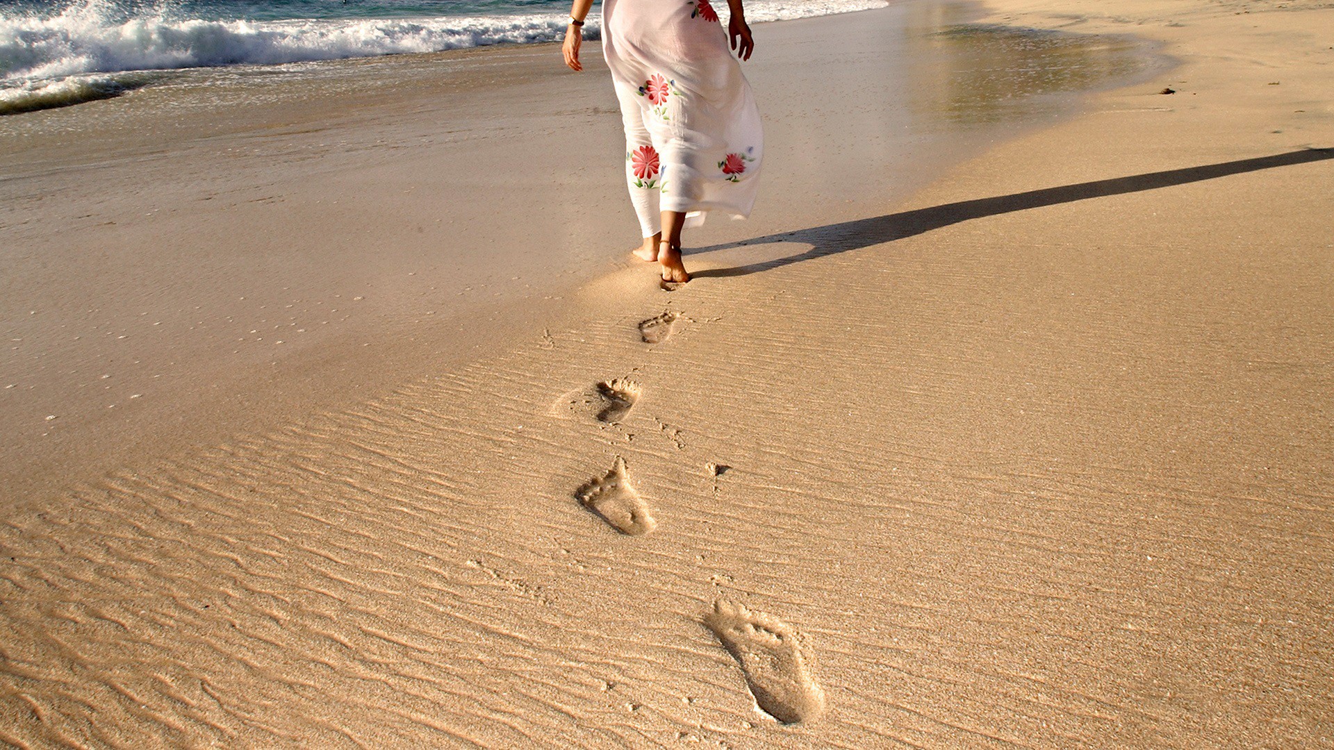 Footprints Beach Sand Shoreline Skirt 1920x1080