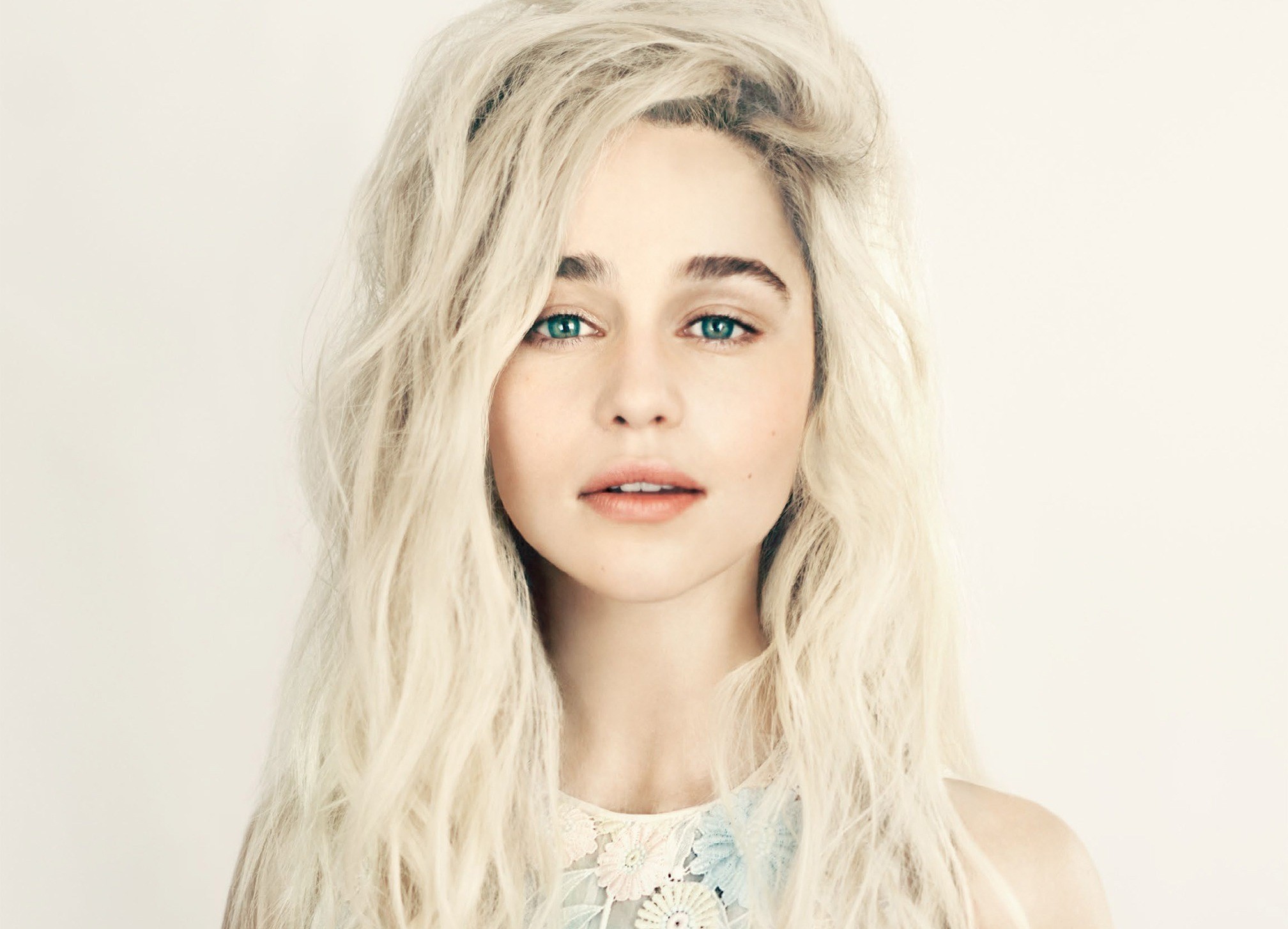Emilia Clarke Women Simple Background Long Hair Platinum Blonde Wavy Hair Face Actress Looking At Vi 2016x1454