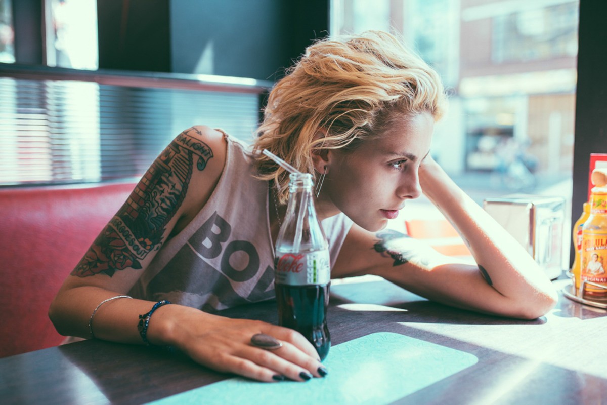 Women Blonde Tattoo Diner Coca Cola Black Nails Looking Away Wavy Hair T Shirt 1200x800