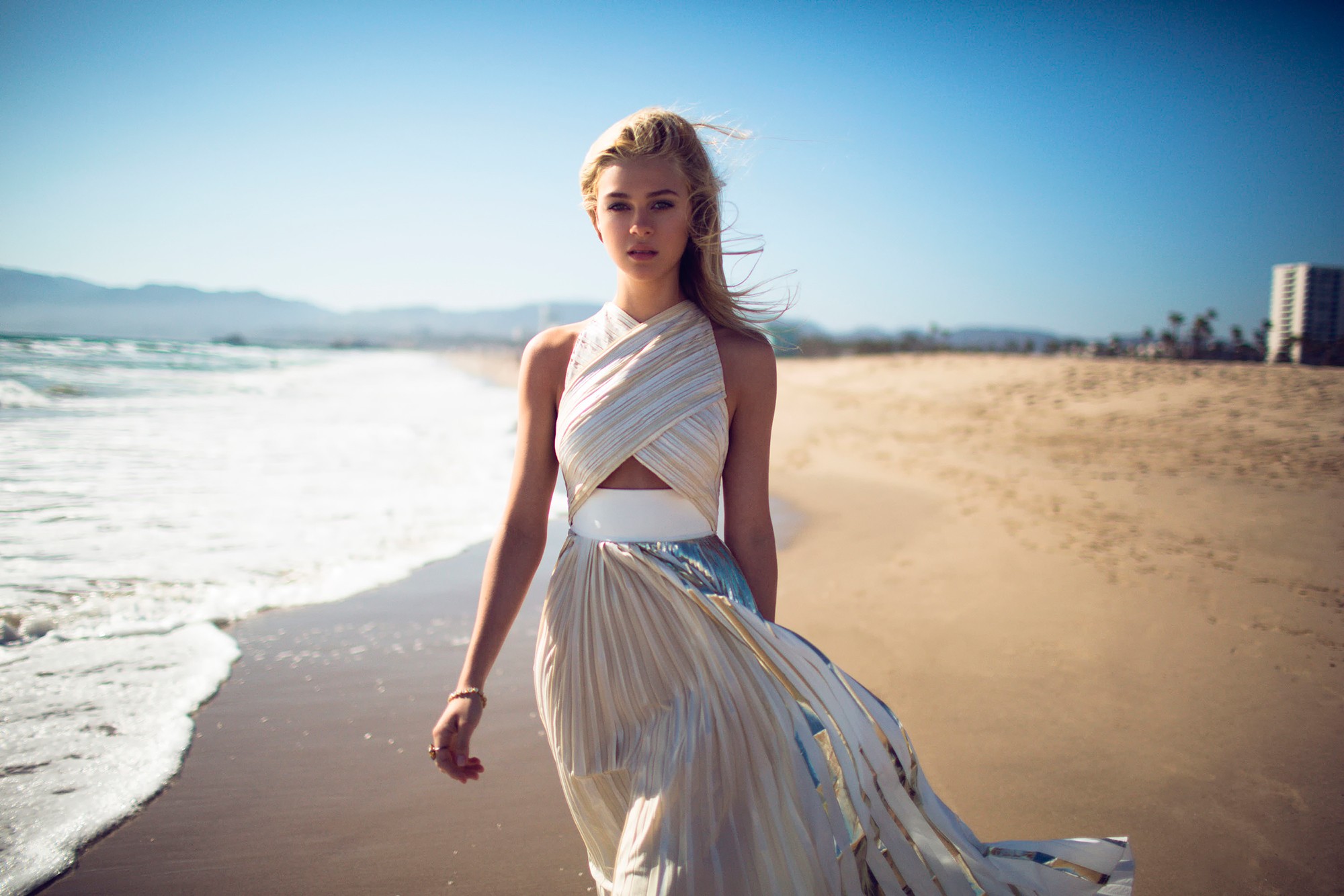 Nicola Peltz Women Blonde Long Hair Women On Beach White Dress Windy Natural Light Depth Of Field 2000x1334