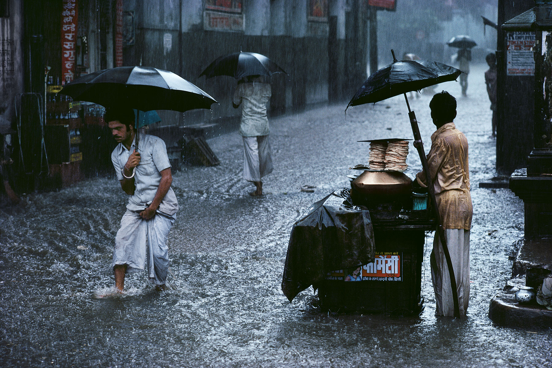 India National Geographic Rain Flood Street Umbrella Food 1800x1200
