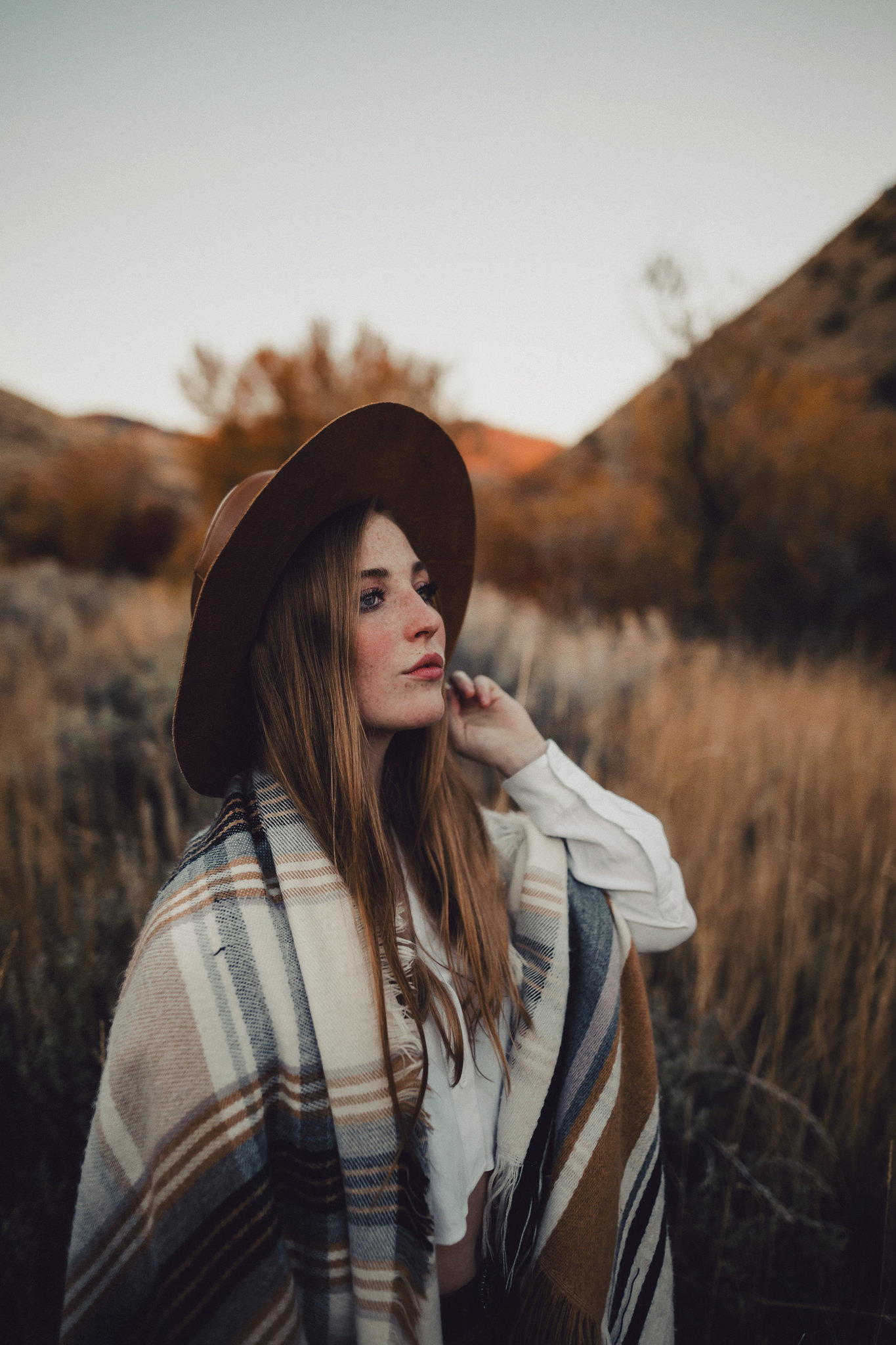 Women Model Looking Away Women With Hats Hat Blankets Shirt Women Outdoors Looking Into The Distance 1365x2048