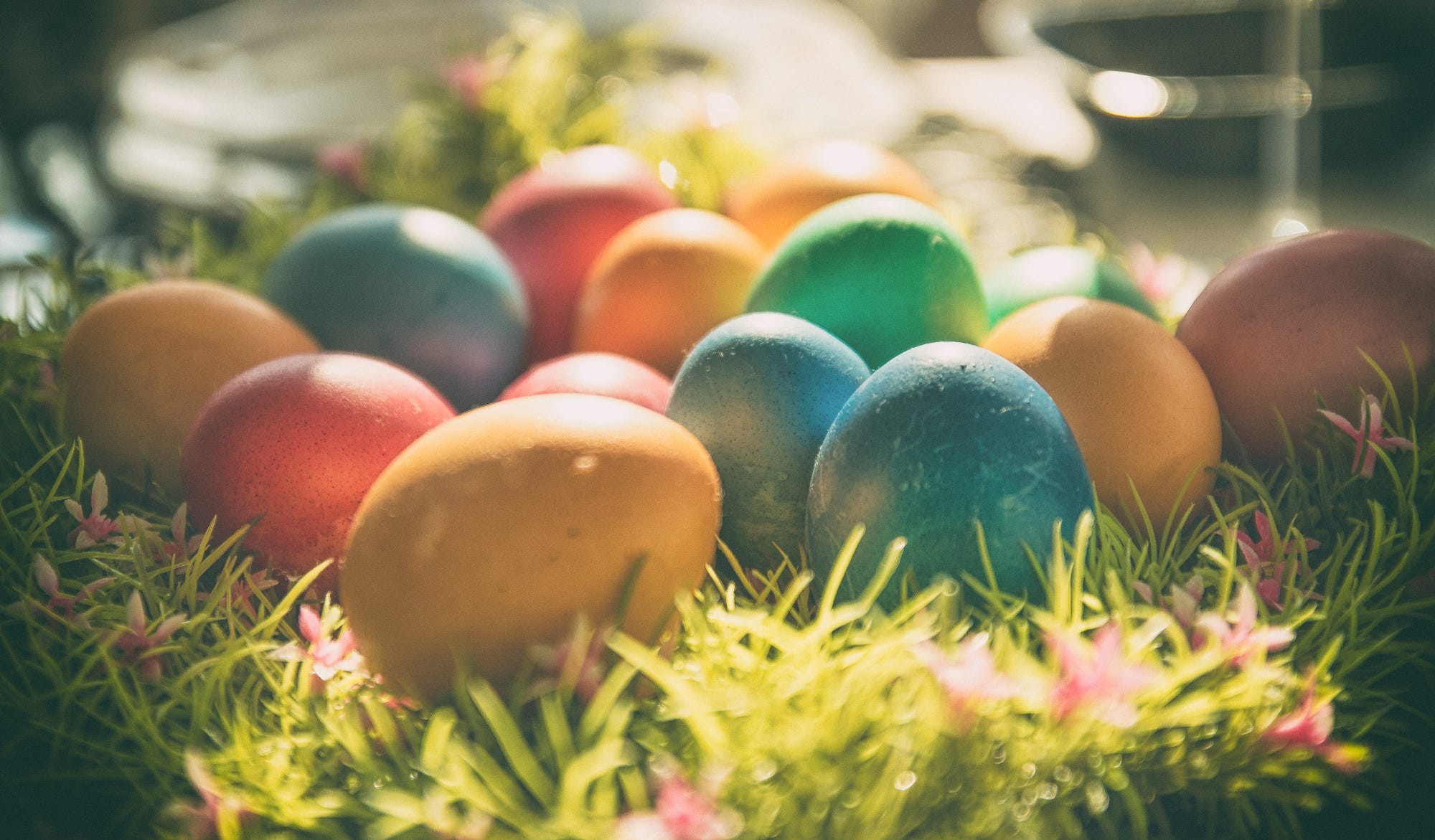 Outdoors Eggs Easter Eggs Colorful 2000x1171