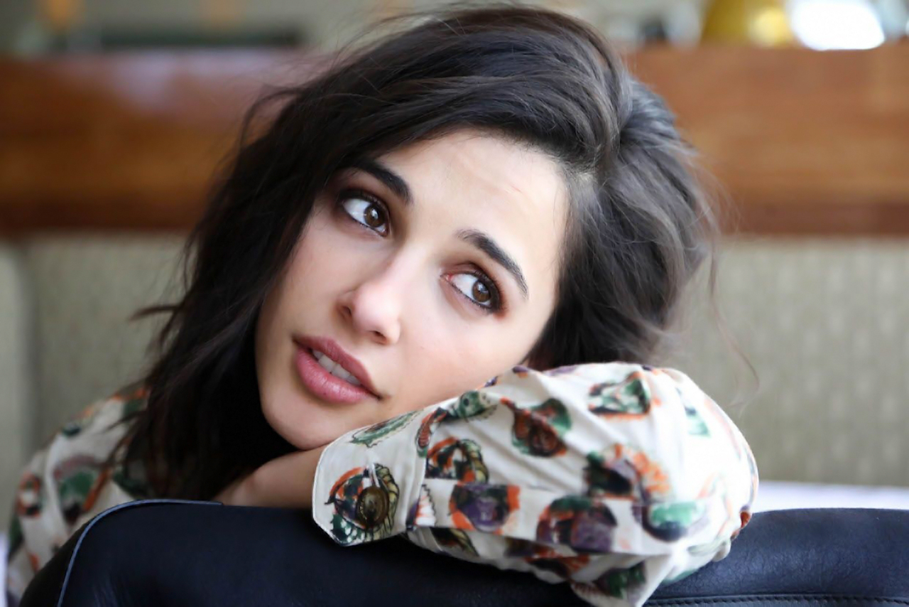 Naomi Scott Brunette Women Actress Sitting Women Indoors Shoulder Length Hair Depth Of Field 1280x854