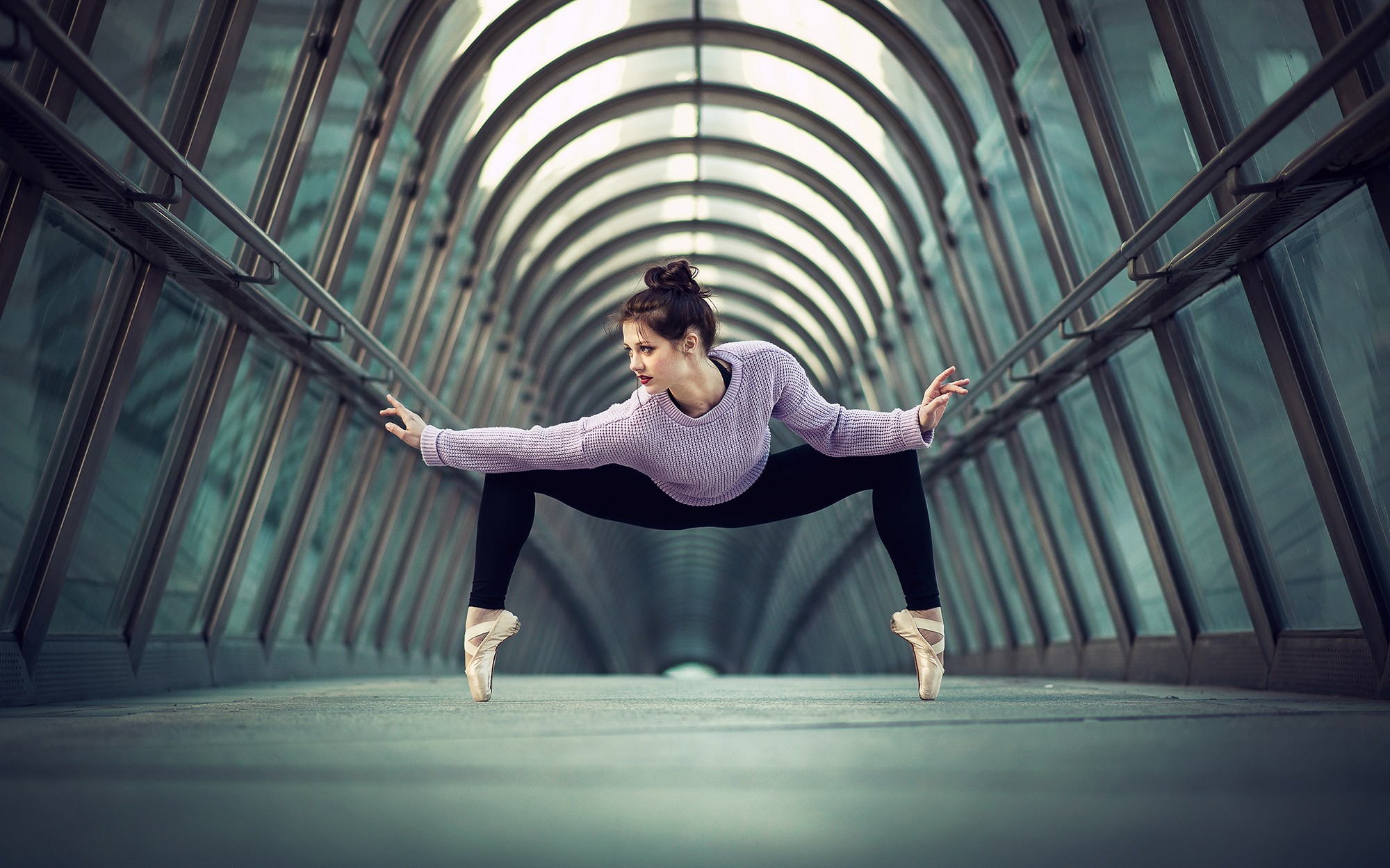 Women Ballerina Dancer Splits Brunette Hairbun Exercise 2000x1250