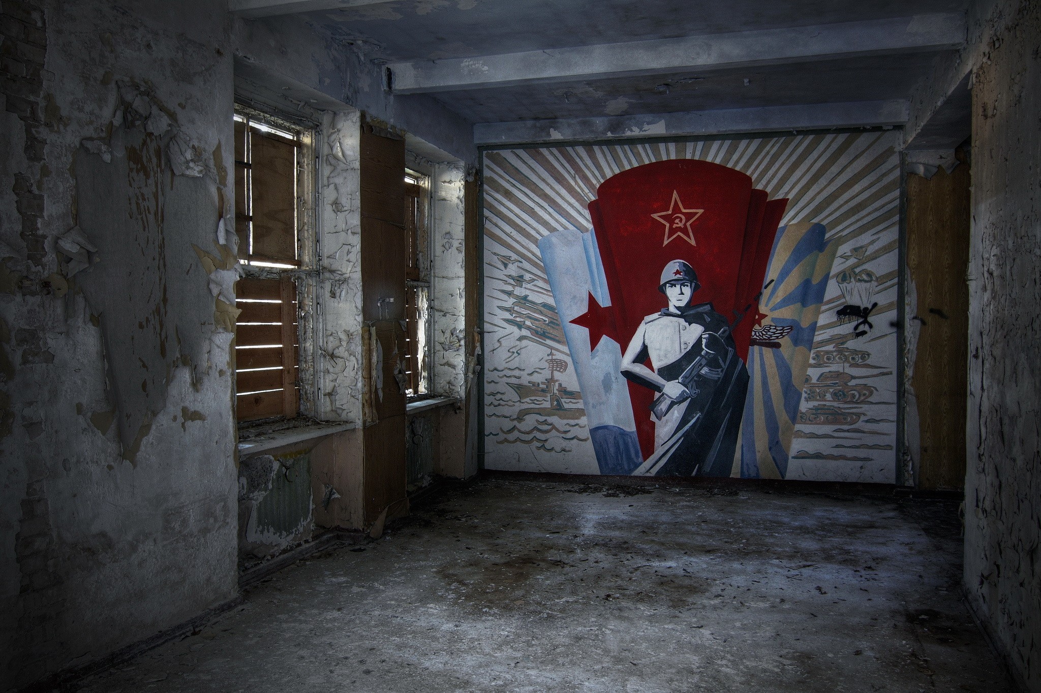 Architecture Interior Abandoned Wall Window Communism USSR Soldier Flag Graffiti 2048x1365