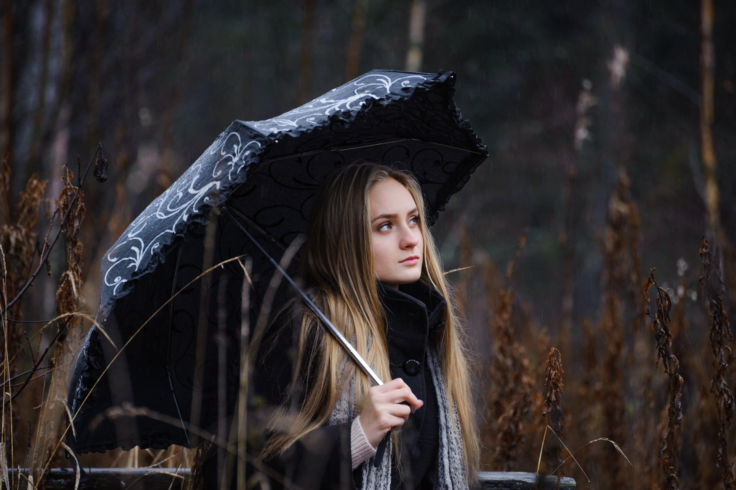 Women Blonde Looking Into The Distance Rain Umbrella Women Outdoors Coats Black Coat Overcoats Women 2560x1704