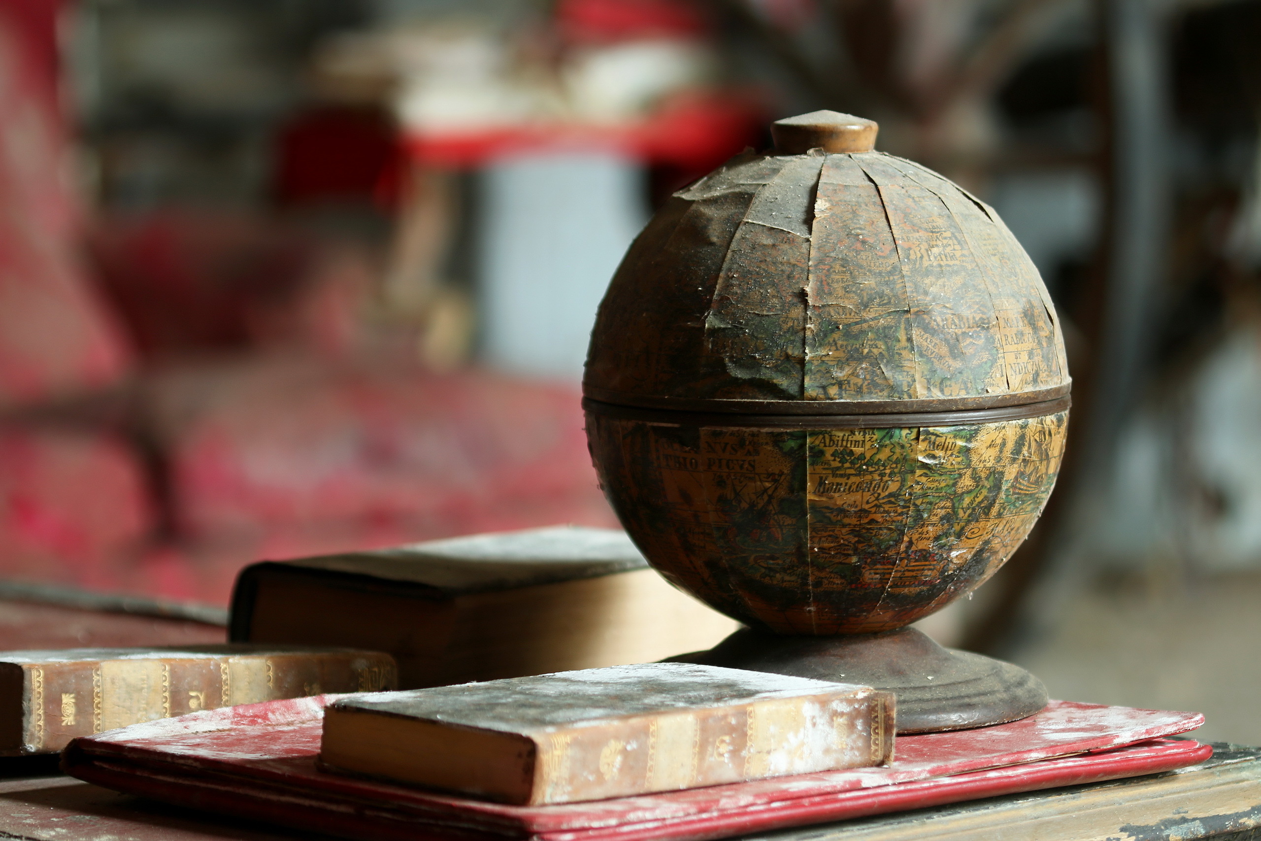 Old Globes Indoors Blurred Depth Of Field Books 2560x1707