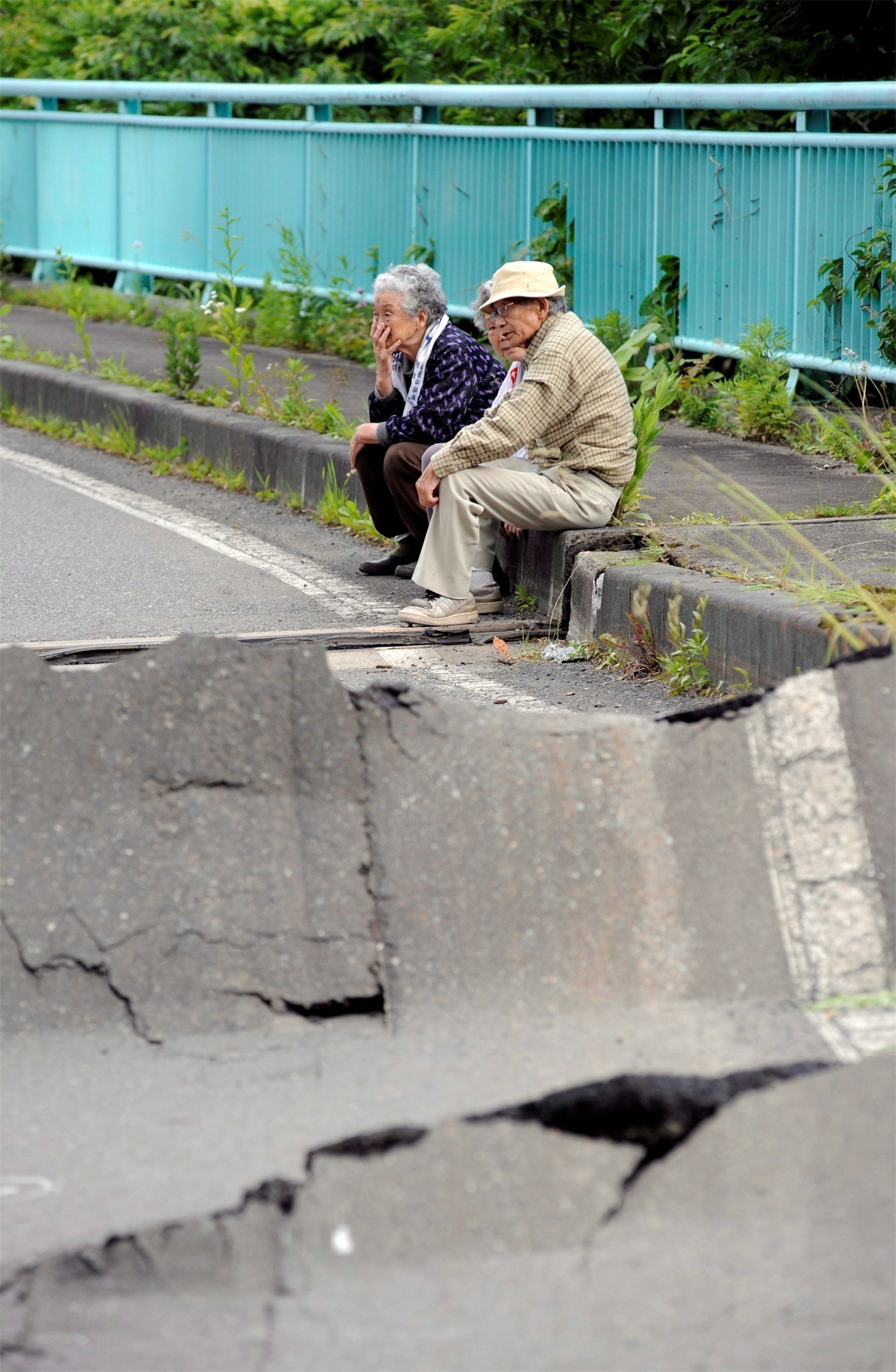 Japan People Earthquakes 1306x2000