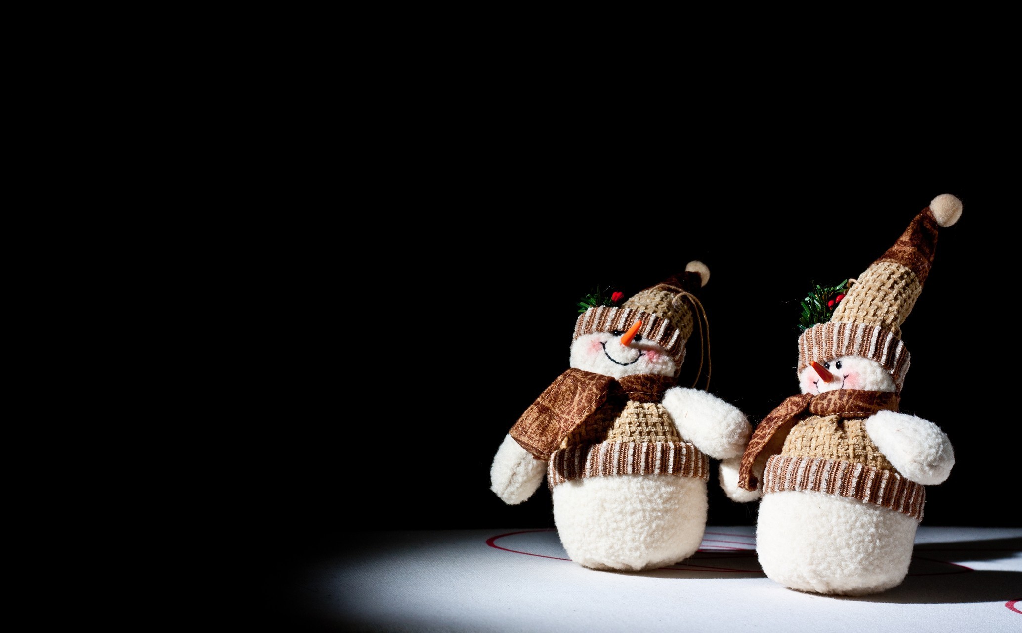 Hat Snowmen Simple Background 2068x1280