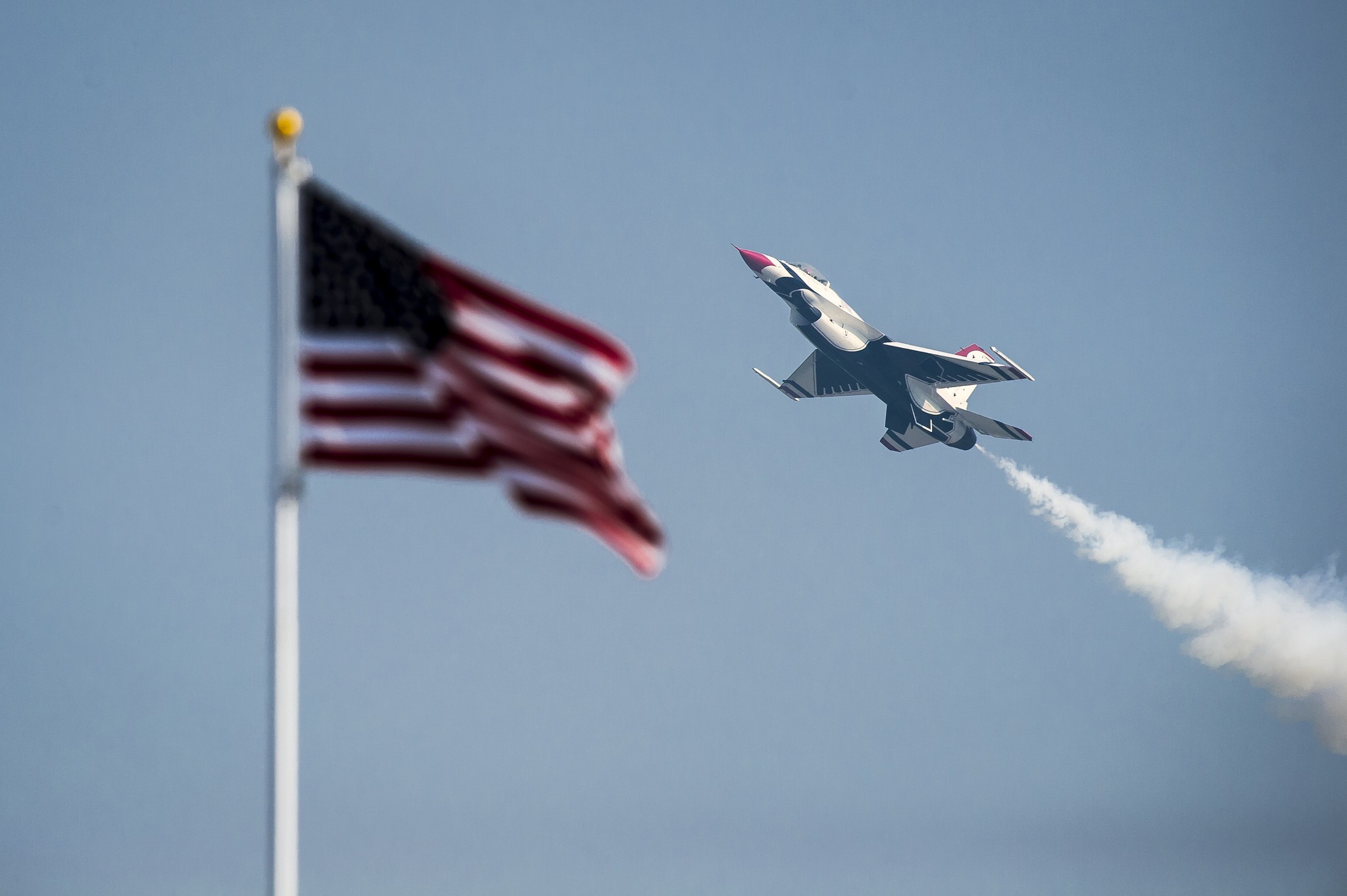 US Air Force Military Military Aircraft General Dynamics F 16 Fighting Falcon Thunderbirds American  2048x1363