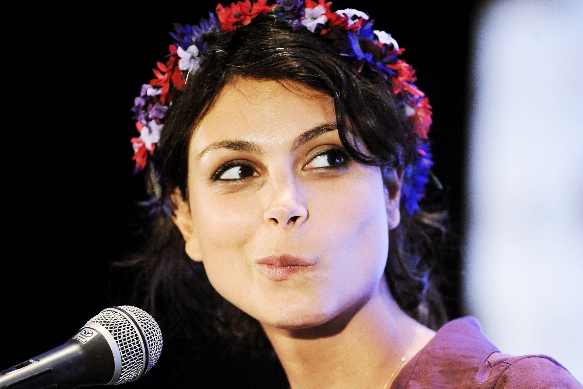 Morena Baccarin Face Wreaths Women Actress Looking Away 1920x1280