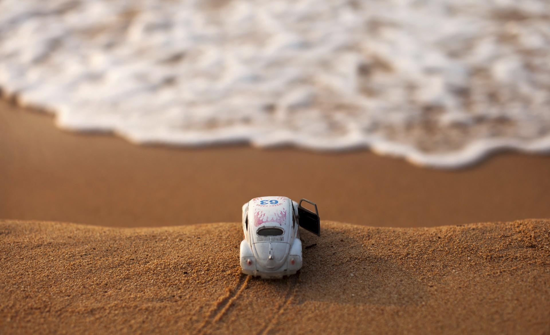 Beach Water Toys Macro Car Volkswagen Beetle Sand Miniatures 1920x1169