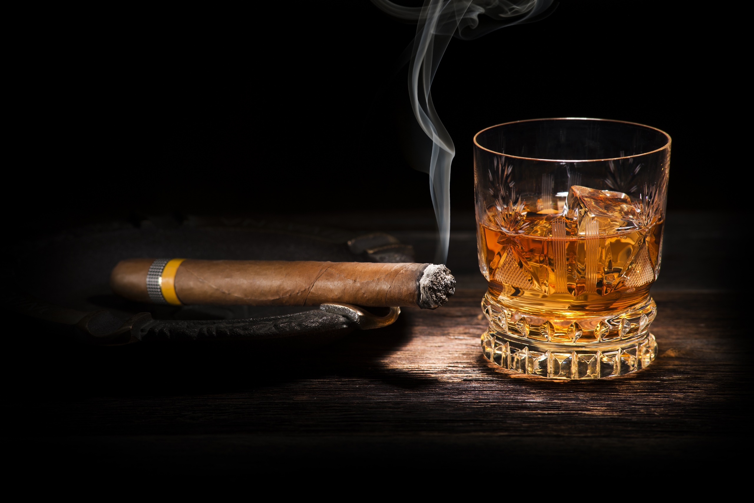 Whiskey Cigars Smoke Alcohol 2560x1708