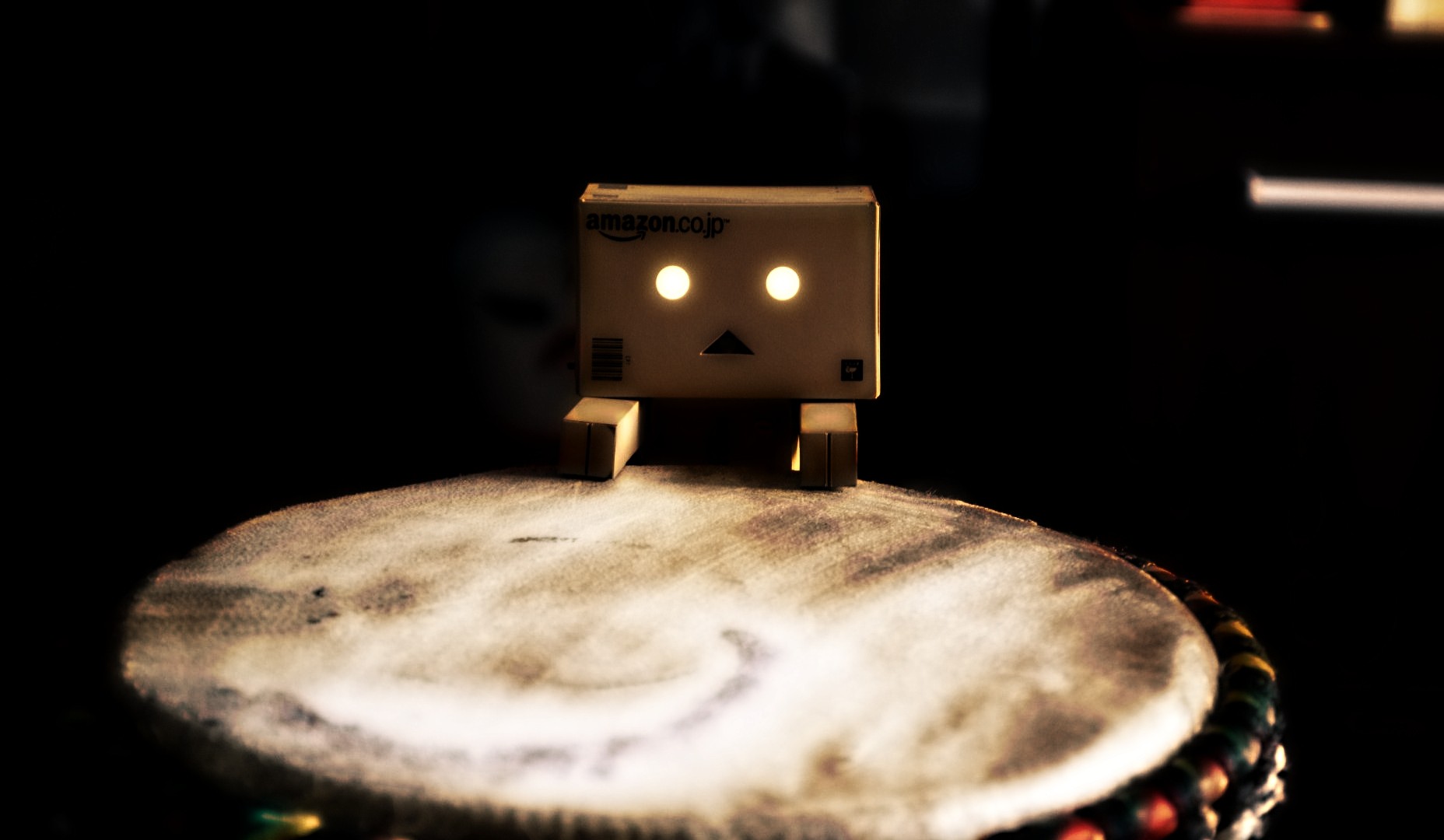 Danbo Carton Box Glowing Eyes 1856x1080