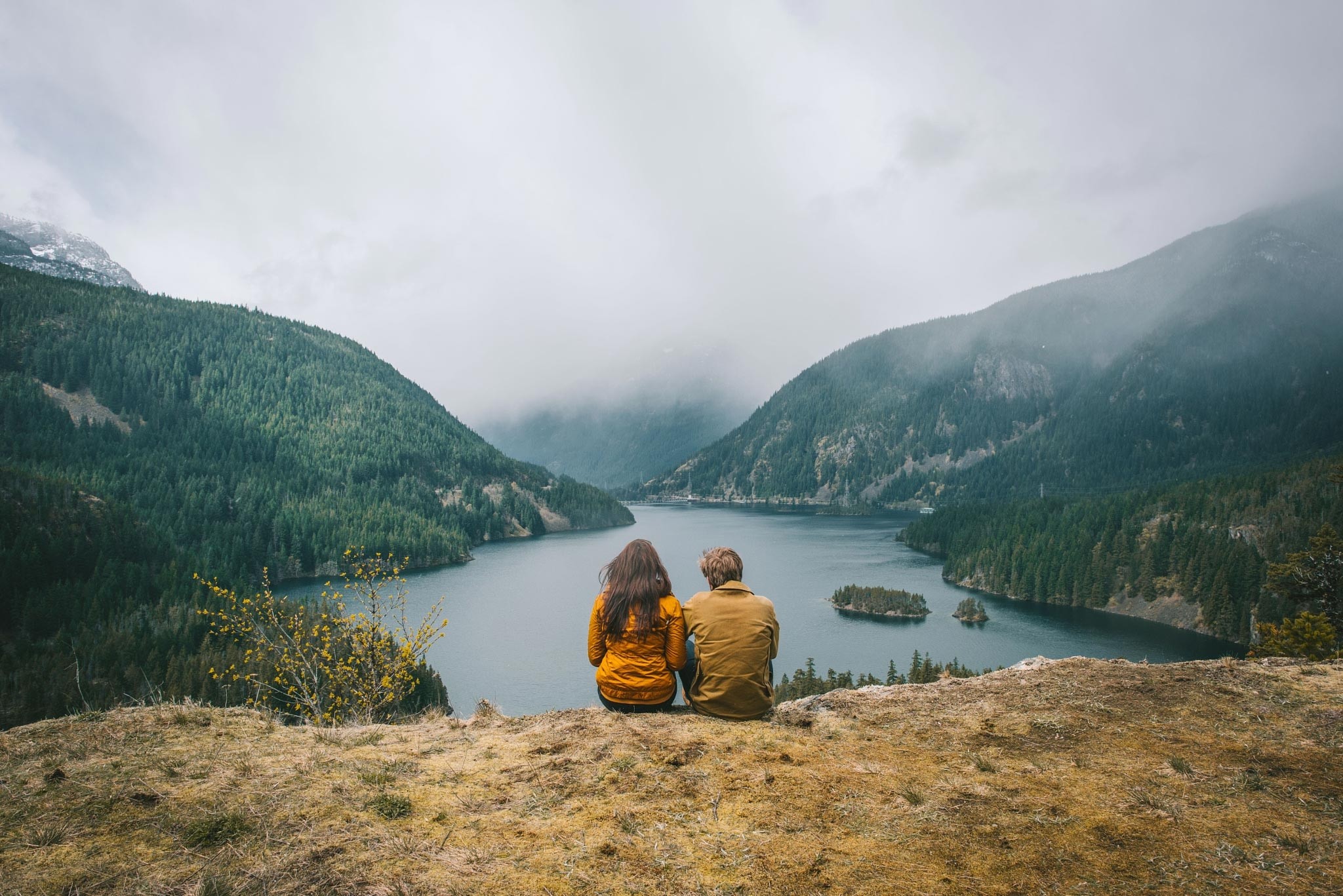 Photography Nature Landscape Couple Mountains Lake Grass Forest Overcast Washington State 2048x1367