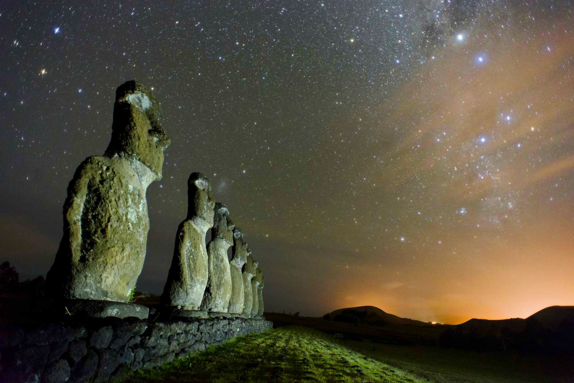 Night Universe Easter Island Monuments Chile Statue Moai Enigma Starry Night Hills Nature Landscape 2000x1335