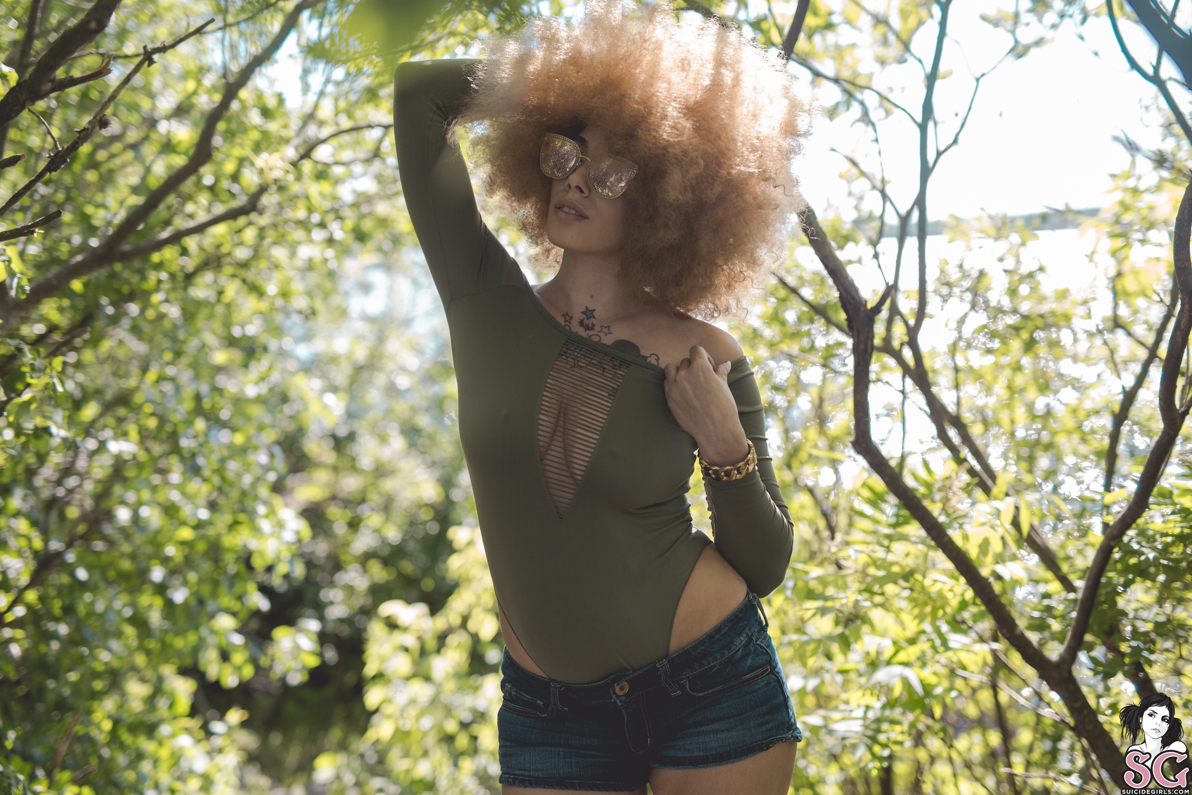 Women Sunglasses Plants Leaves Jeans Tattoo Afro Women Outdoors 2432x1621