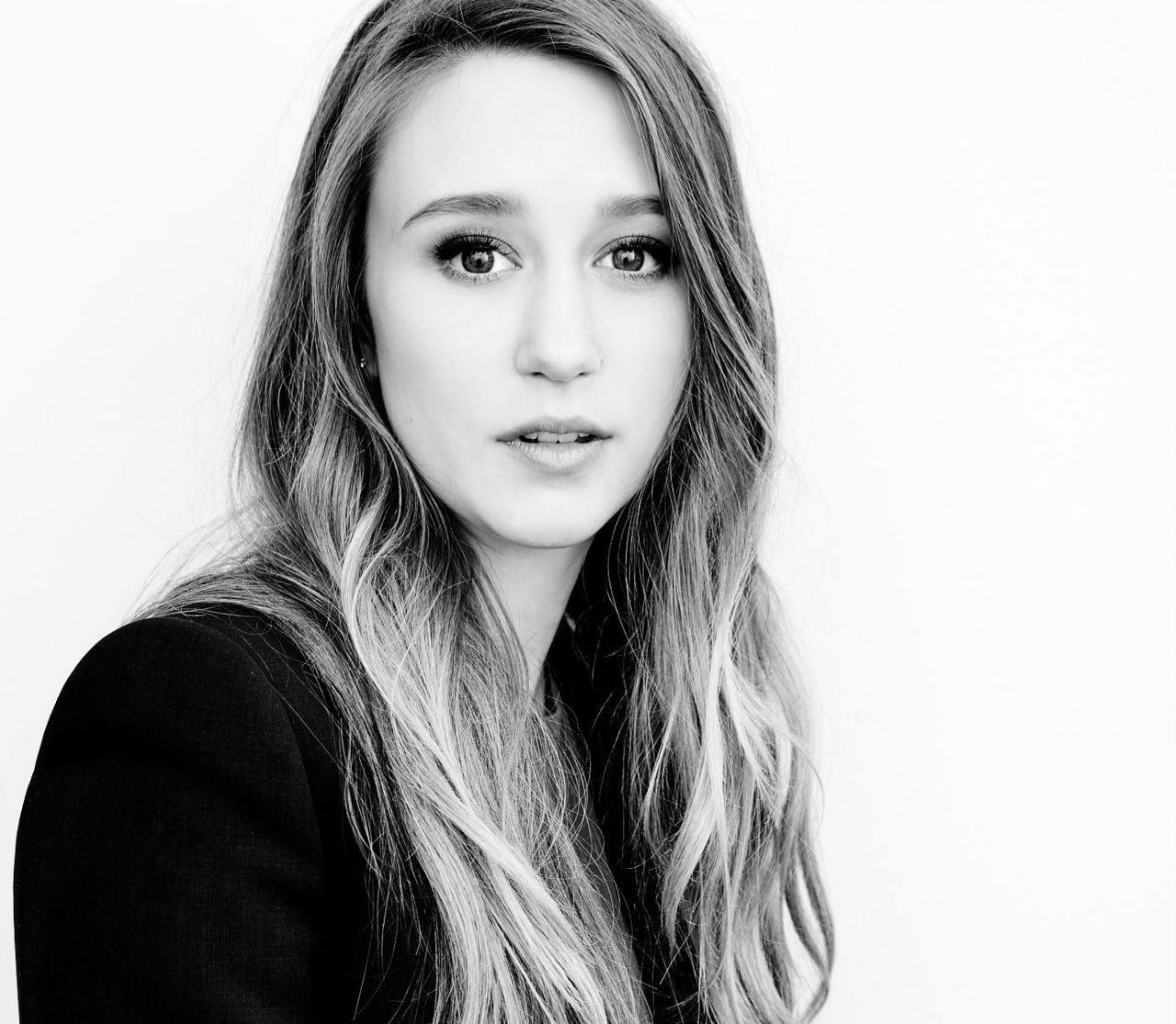 Taissa Farmiga Monochrome Actress White Background 1280x1115