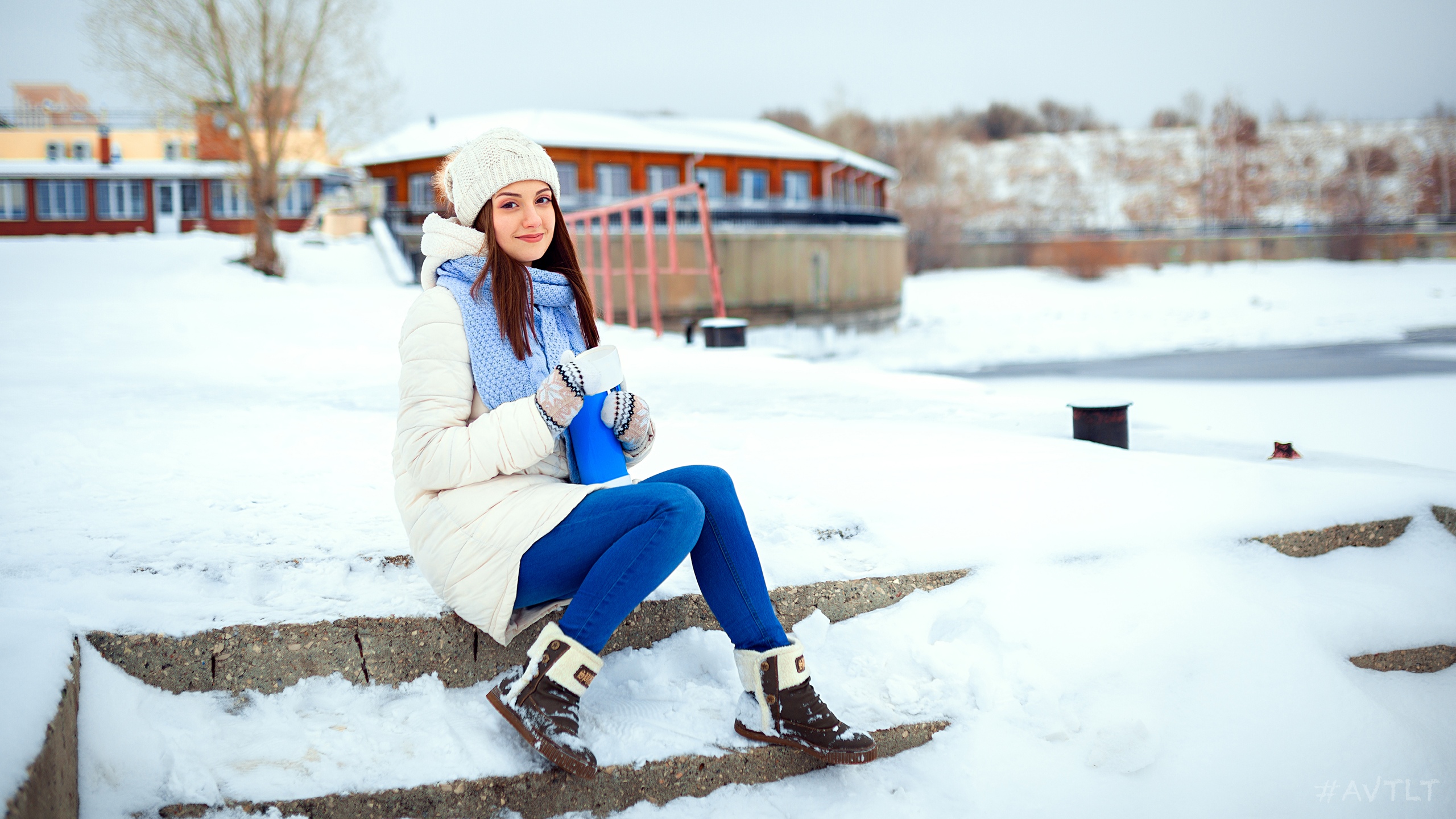 Women Model Brunette Looking At Viewer Smiling Woolly Hat Jacket White Jacket Jeans Scarf Boots Sitt 2560x1440