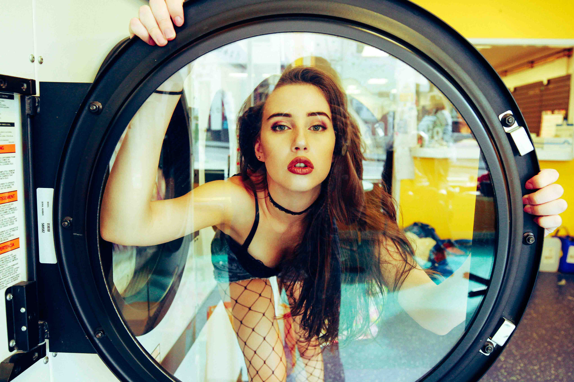 Women Brunette Long Hair Blue Eyes Red Lipstick Washing Machine Laundry 2000x1333