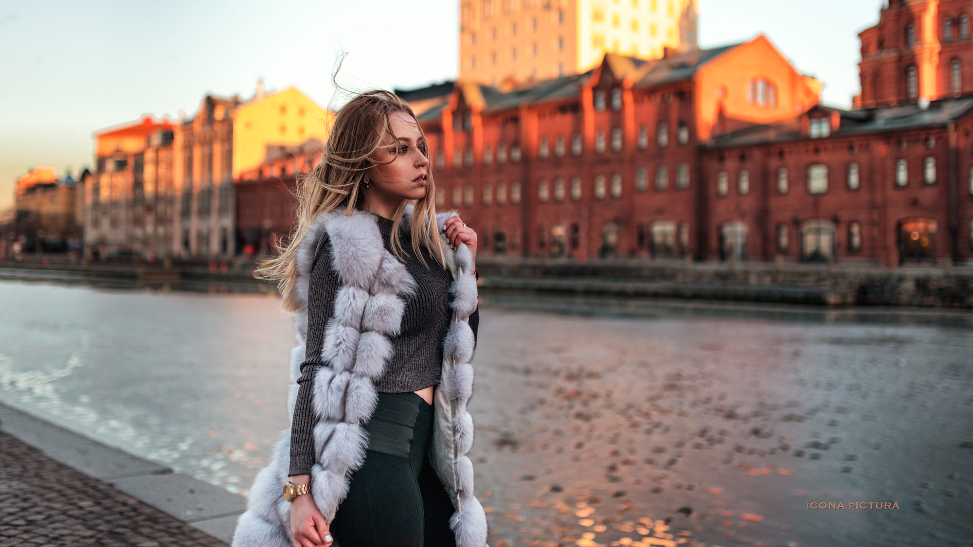 Icona Pictura Women 500px Photography Grey Sweater Riverside Windy Fur Women Outdoors Side View Publ 2000x1125
