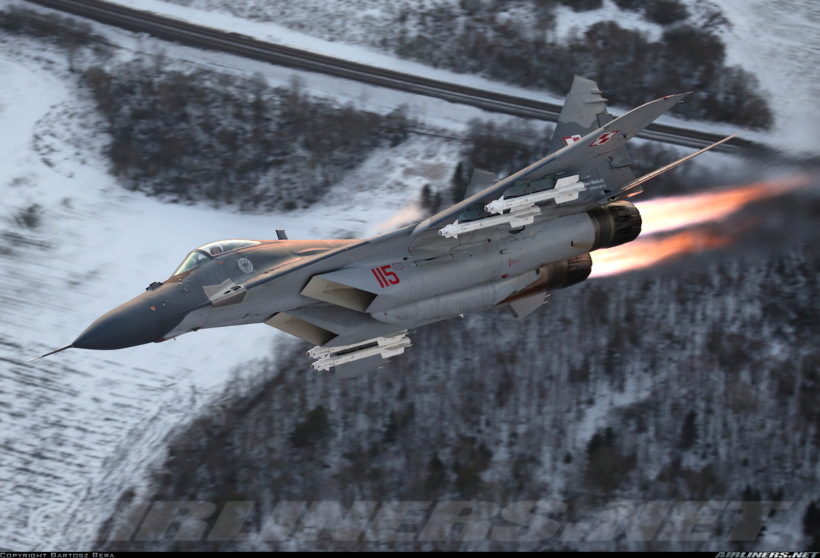 Military Mikoyan MiG 29 1600x1089
