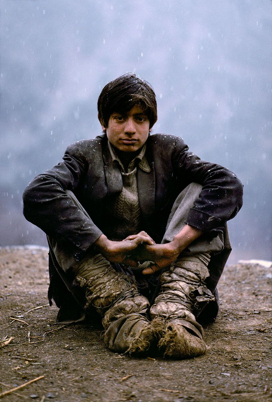 Pakistan Sitting Dirt Men 912x1350