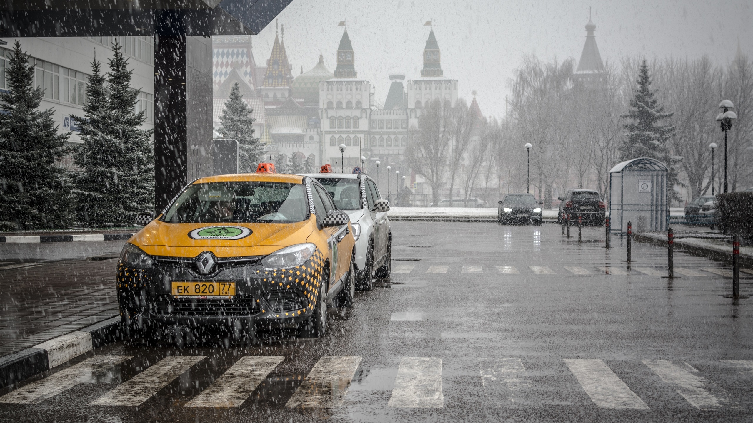 Car Snow Building Road Trees Russia City Numbers Vehicle Moscow Taxi Bus Stop Winter Nature 2560x1440