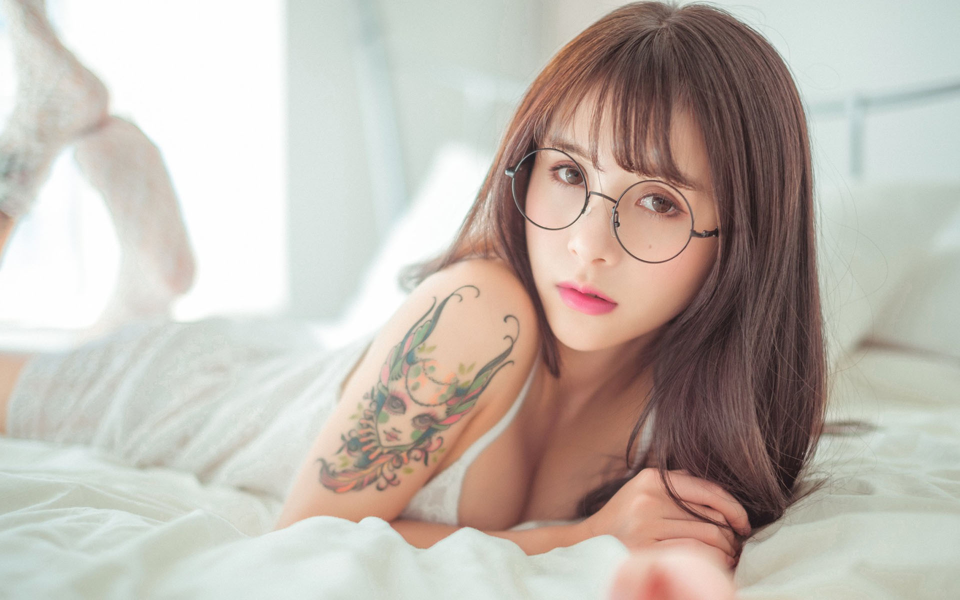 Asian Women Xiamei Jiang Model Glasses Lying Down Bed Xia M I Jiang Women With Glasses In Bed 1920x1200