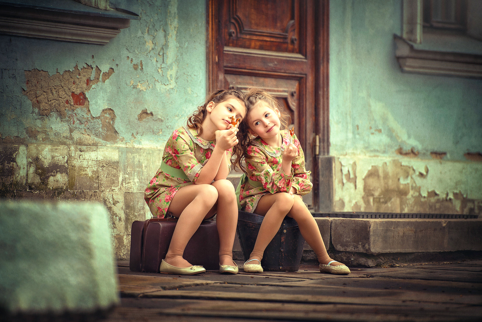 Children Sisters Door Smiling 2048x1367