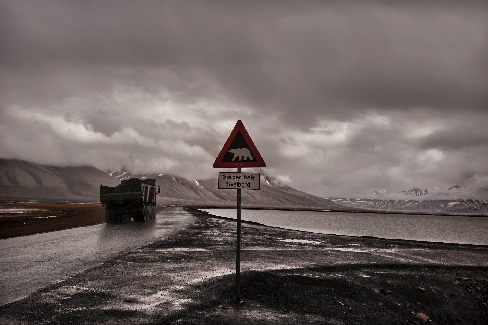 Landscape Signs Vehicle Road Beige Gray Trucks Lake Clouds Polar Bears Warning Signs Dirtroad 2000x1333