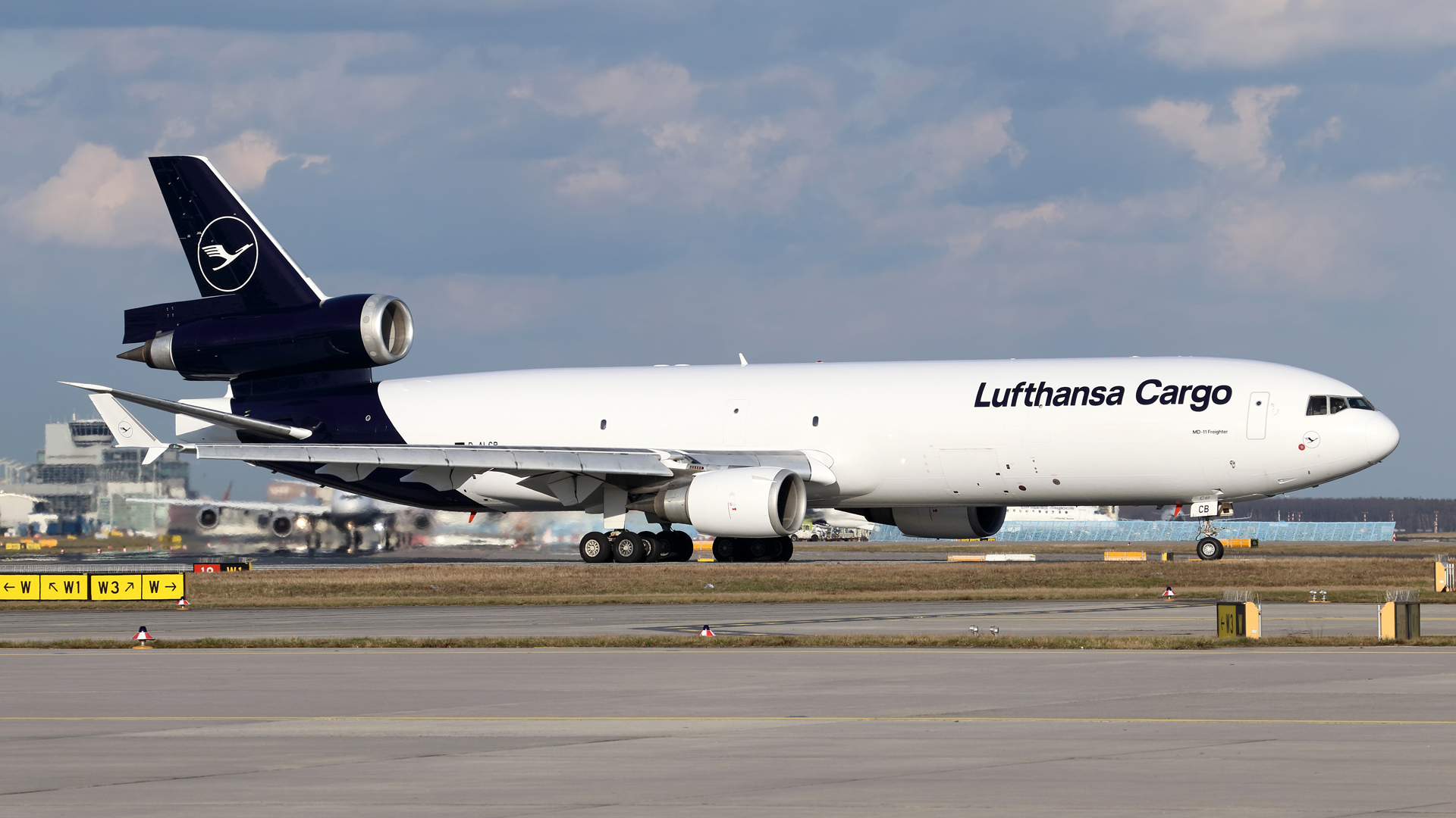Aircraft Md 11 Cargo Runway Lufthansa 1920x1080