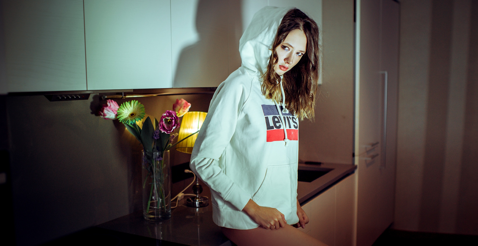 Women Model Brunette Looking At Viewer Indoors Hoods Sweatshirts Levis Kitchen Flowers Bokeh Women I 2000x1029