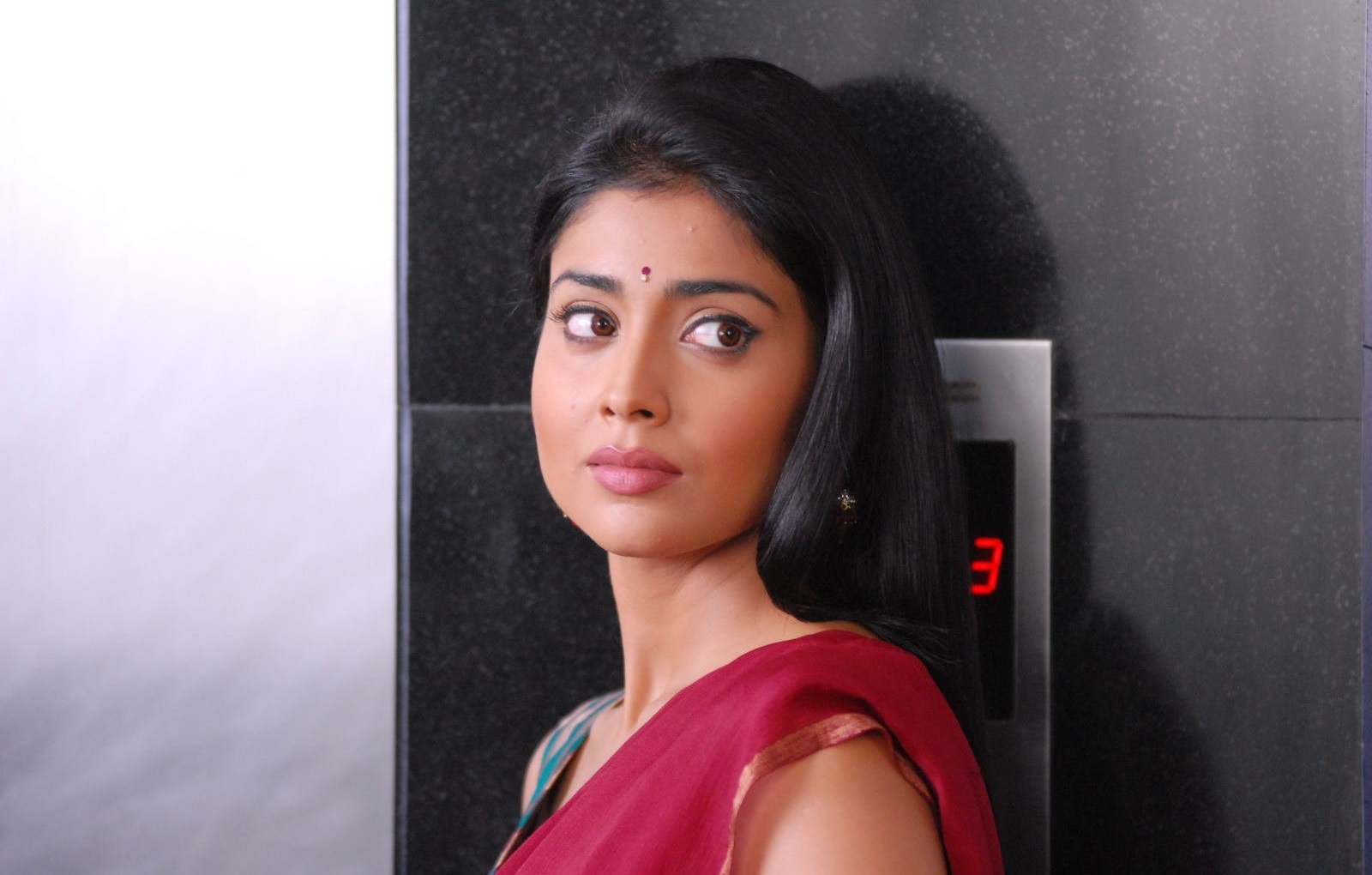 Shriya Saran 1600x1020