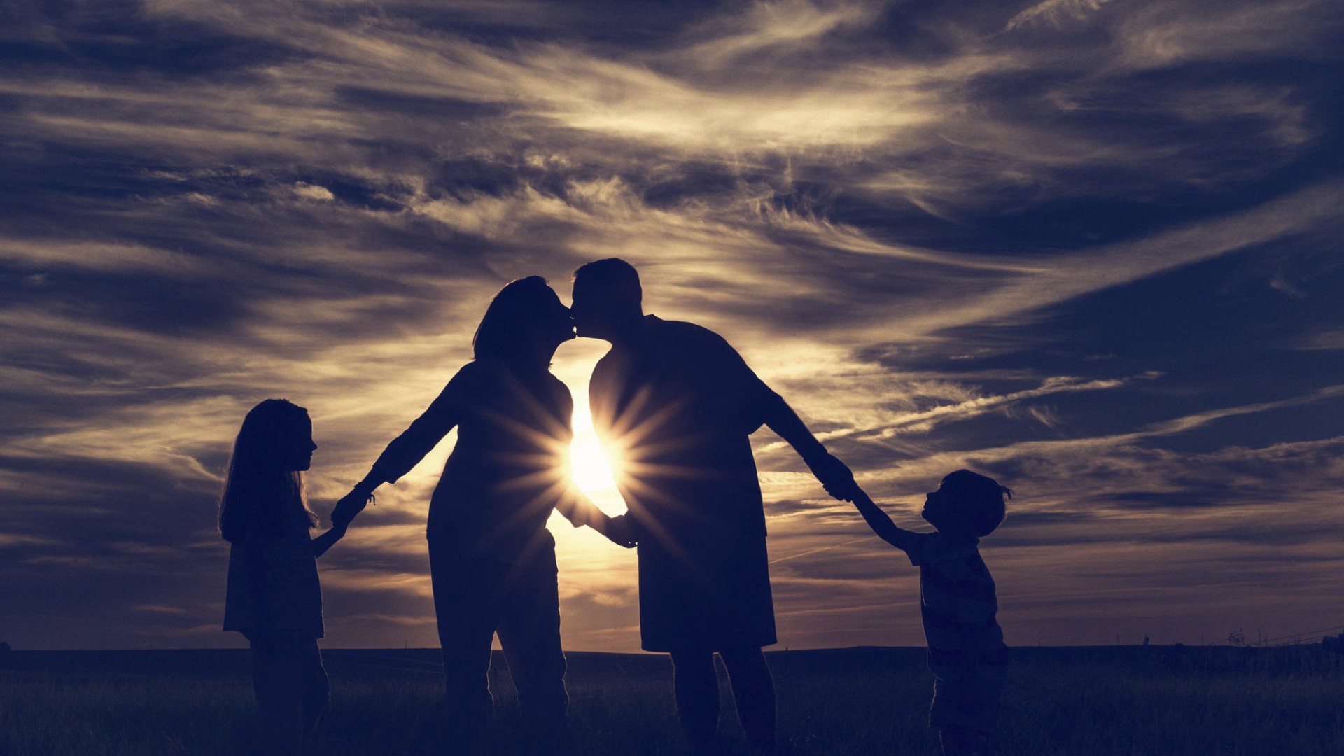 Family Kissing Outdoors Sun Rays Couple Filter 1920x1080